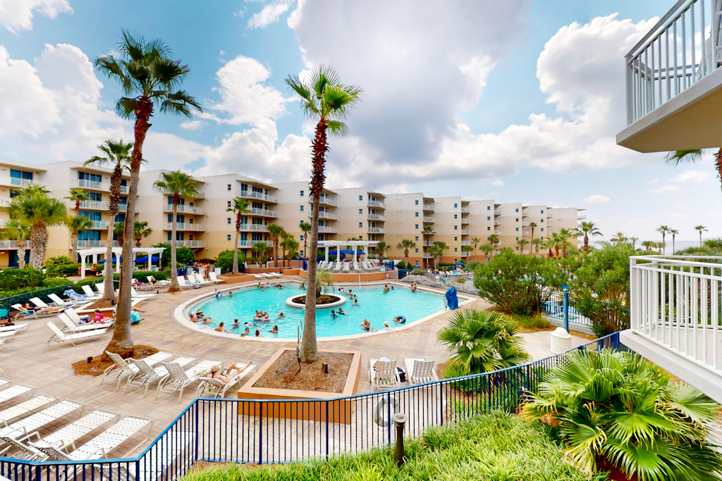 Ocean-view condo with heated pool, hot tub, gym & W/D - snowbird-friendly