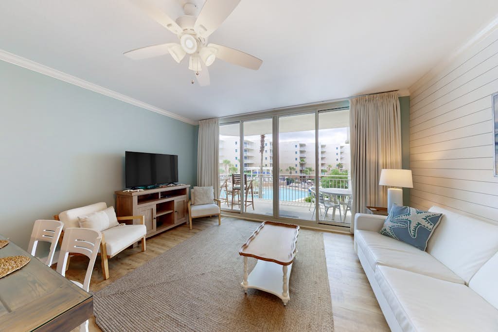 Ocean-view condo with heated pool, hot tub, gym & W/D - snowbird-friendly