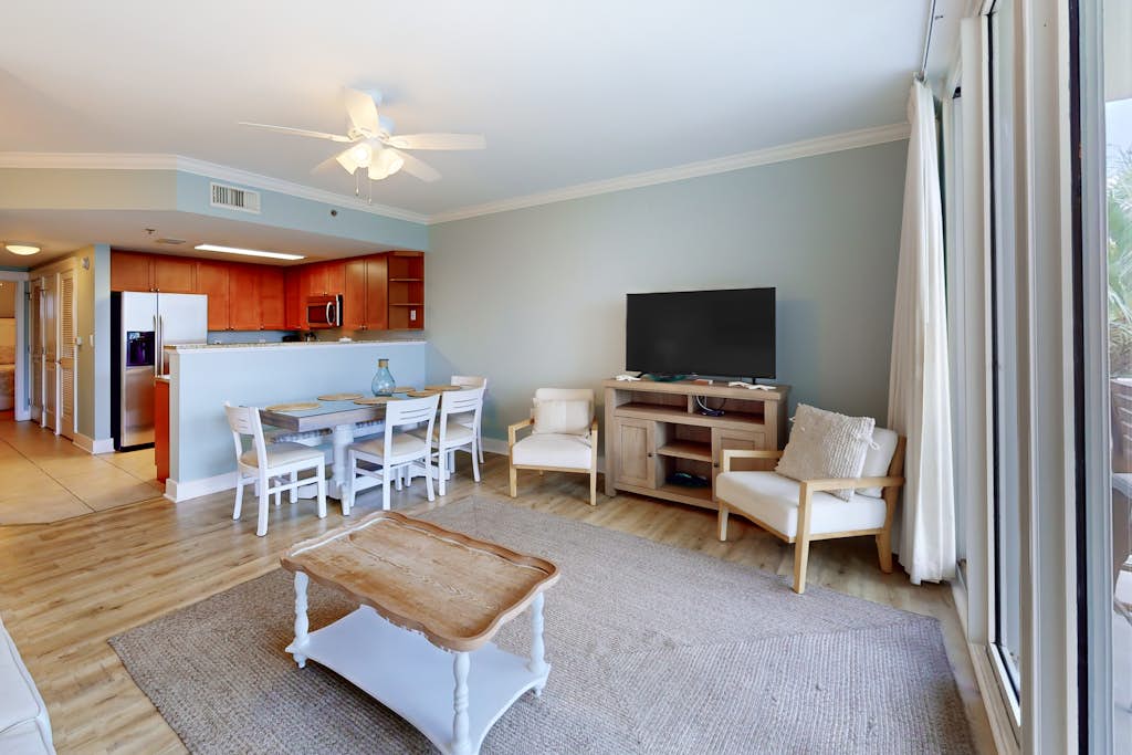 Ocean-view condo with heated pool, hot tub, gym & W/D - snowbird-friendly