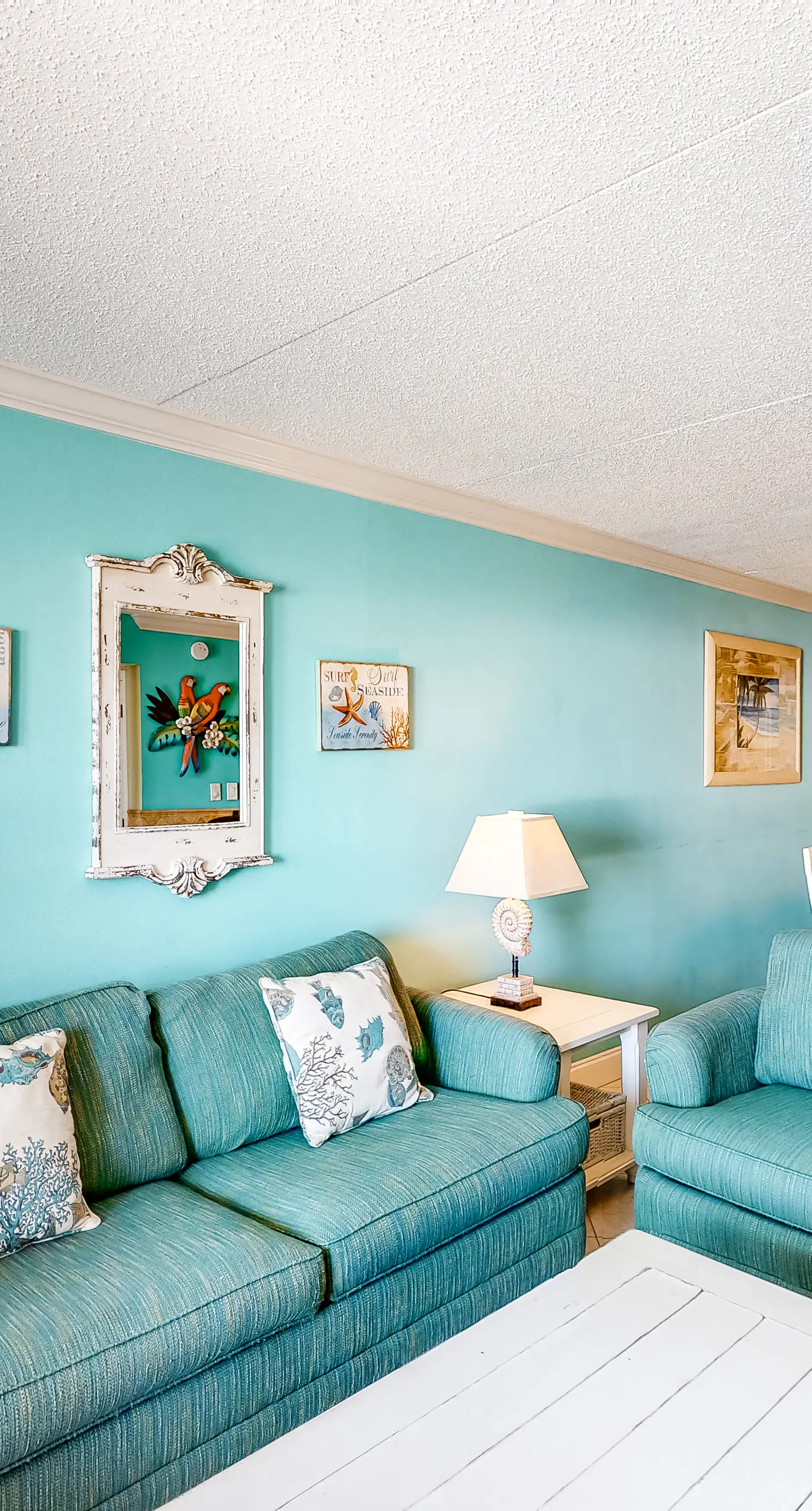 Island Echos 5J. Comfortable waterfront condo with beach chairs - close to dining