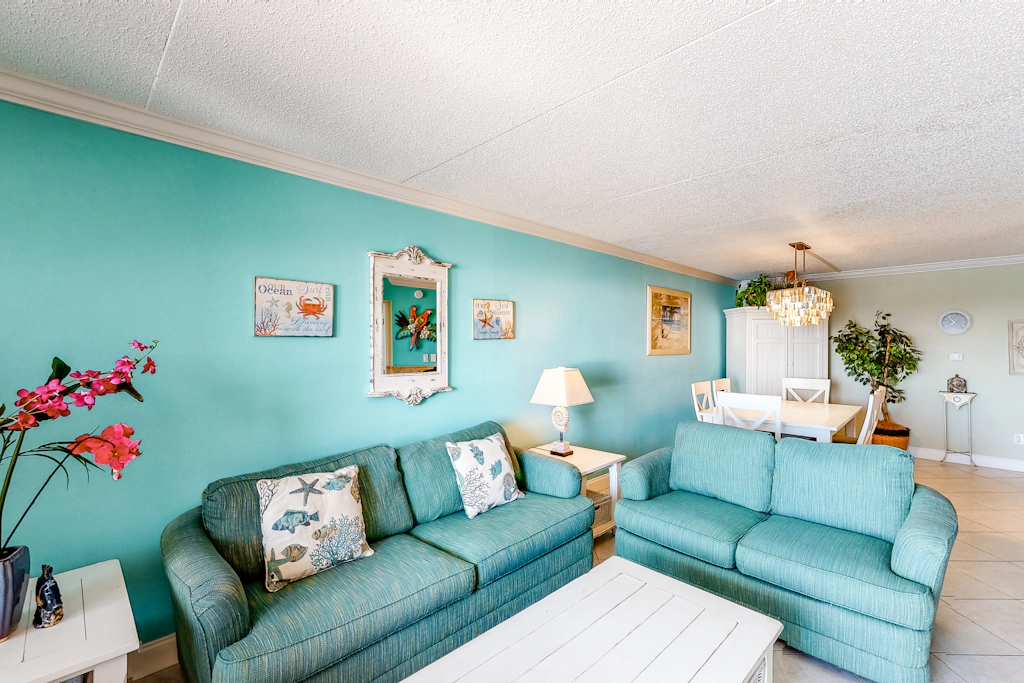 Comfortable waterfront condo with beach chairs - close to dining