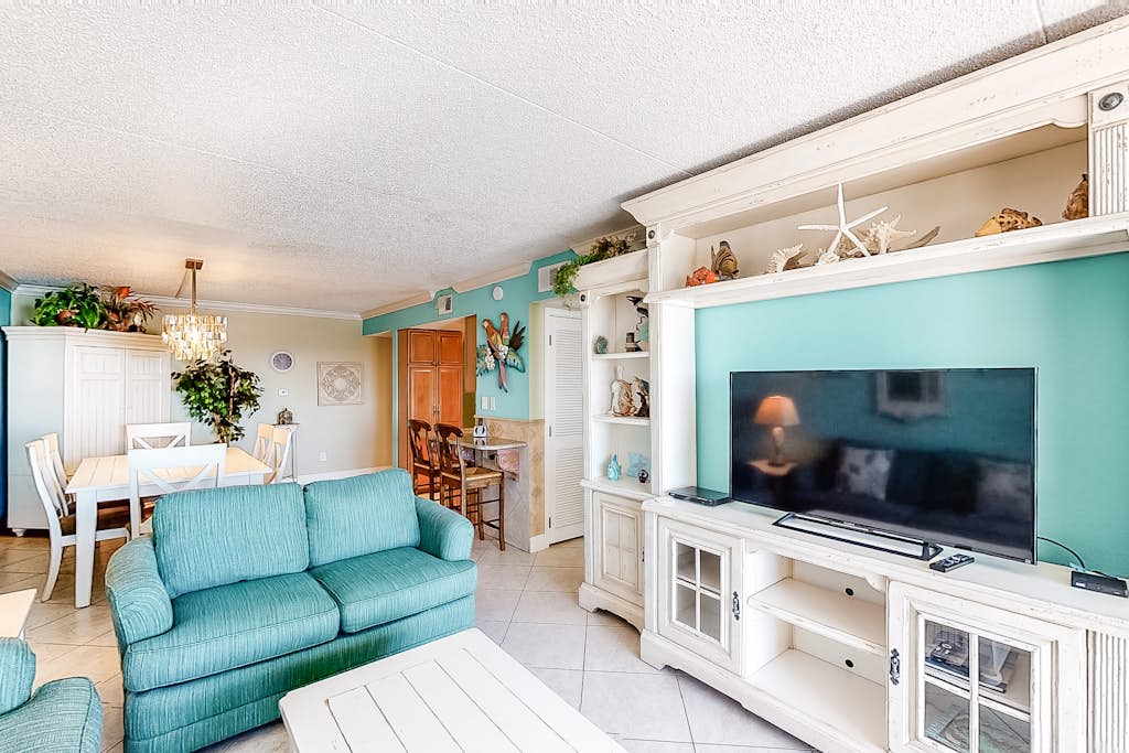 Comfortable waterfront condo with beach chairs - close to dining