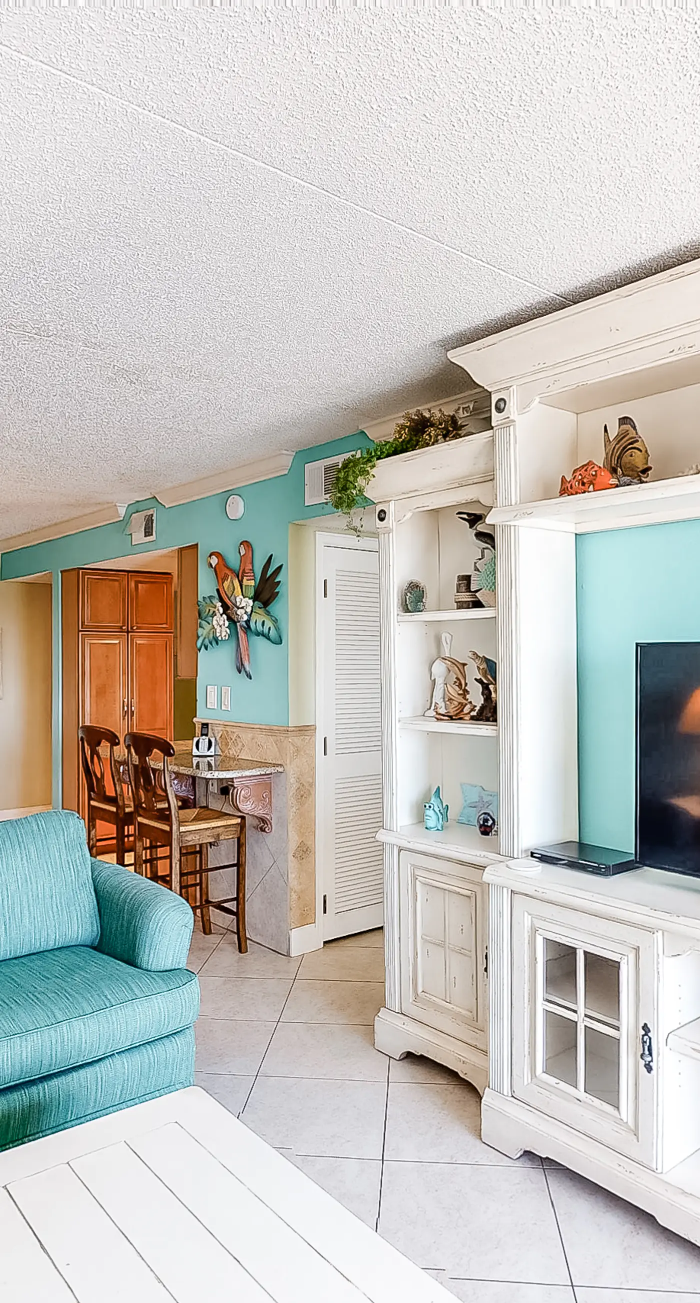 Island Echos 5J. Comfortable waterfront condo with beach chairs - close to dining