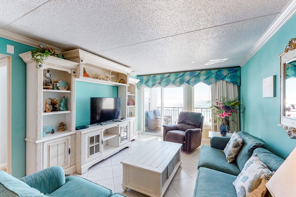 Comfortable waterfront condo with beach chairs - close to dining