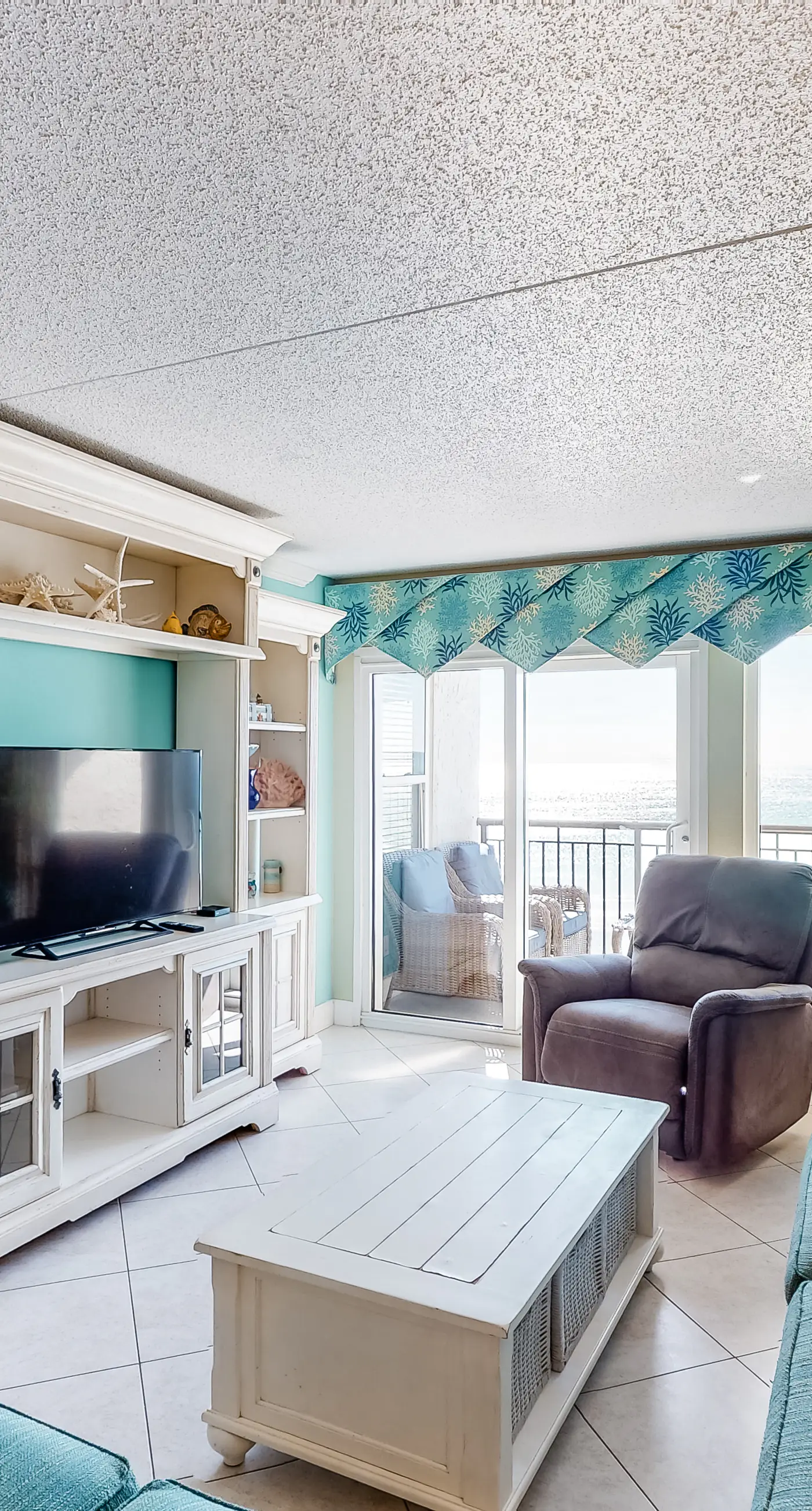 Island Echos 5J. Comfortable waterfront condo with beach chairs - close to dining