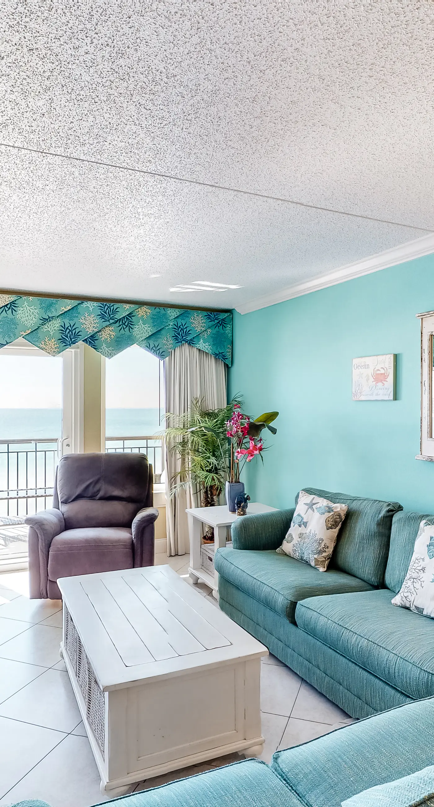Island Echos 5J. Comfortable waterfront condo with beach chairs - close to dining