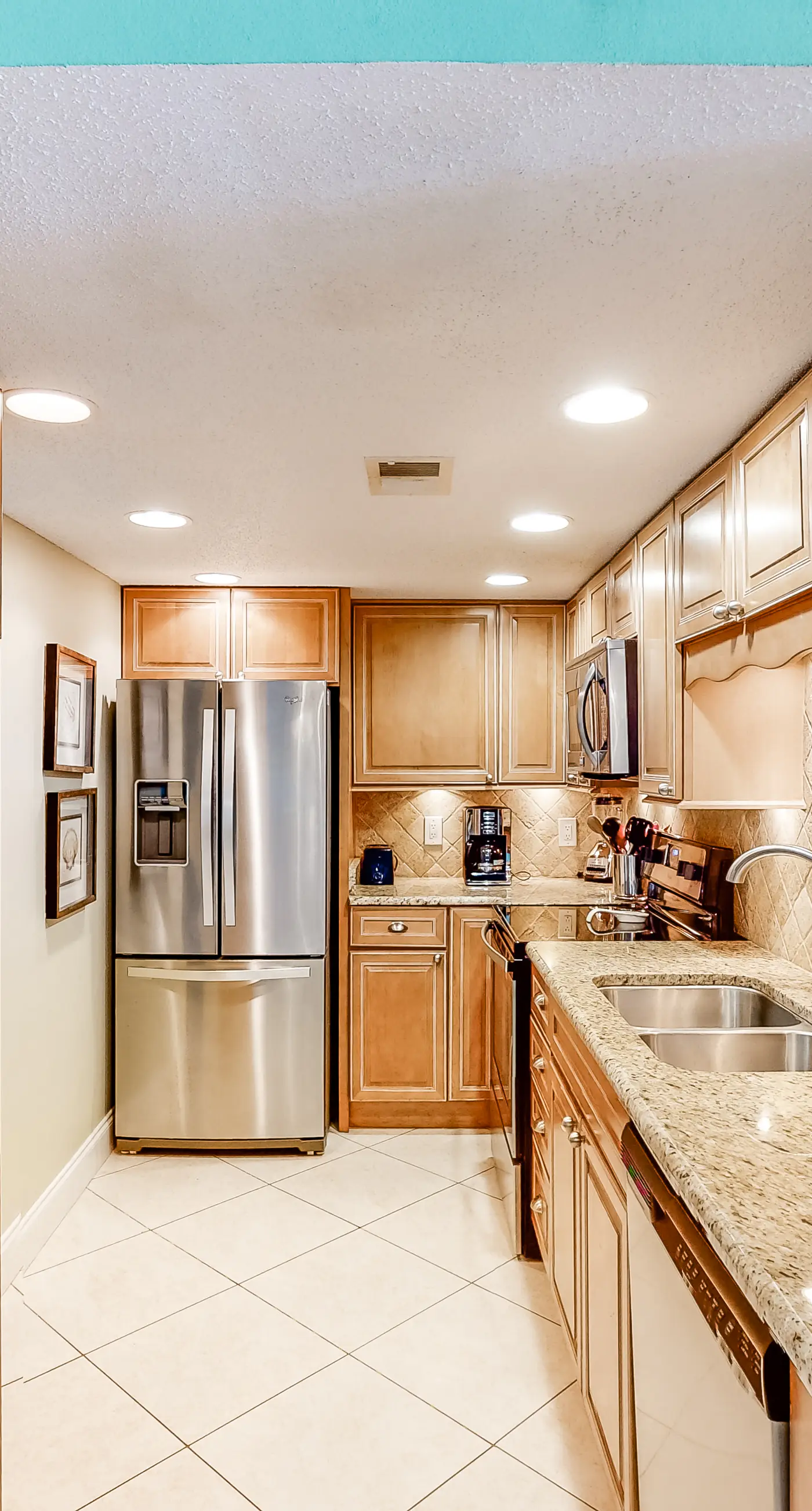Island Echos 5J. Comfortable waterfront condo with beach chairs - close to dining