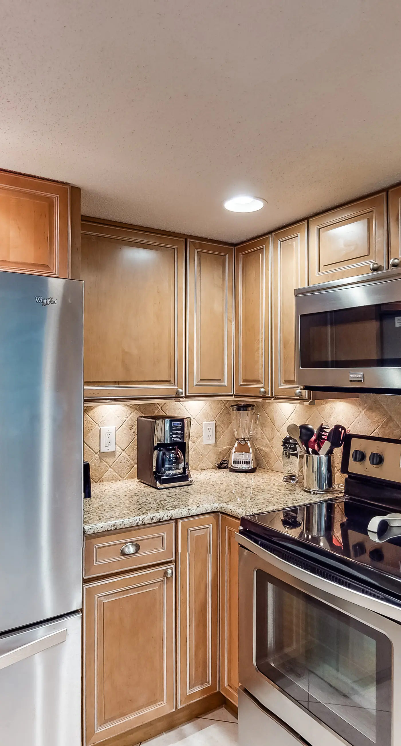 Island Echos 5J. Comfortable waterfront condo with beach chairs - close to dining