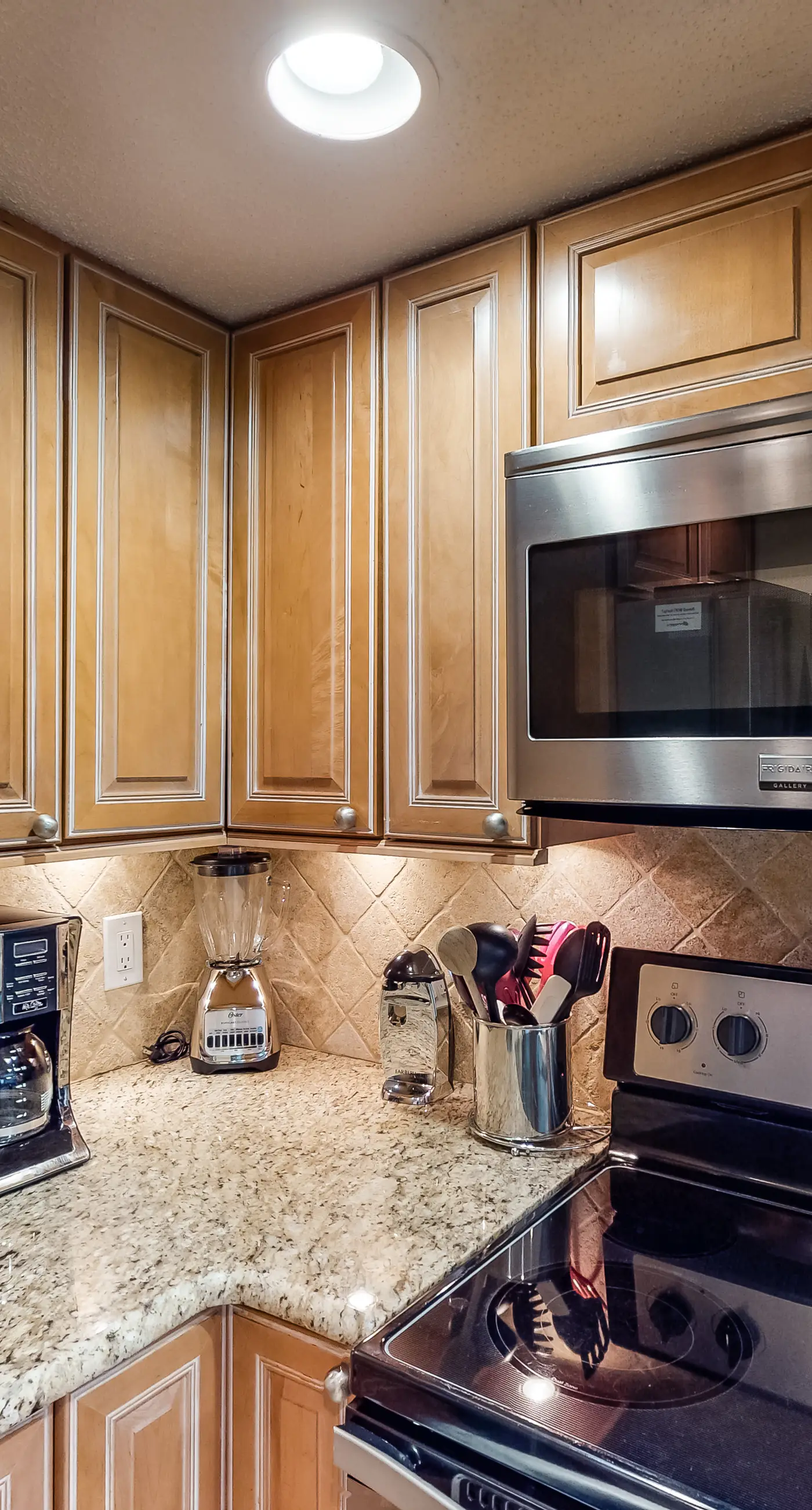 Island Echos 5J. Comfortable waterfront condo with beach chairs - close to dining