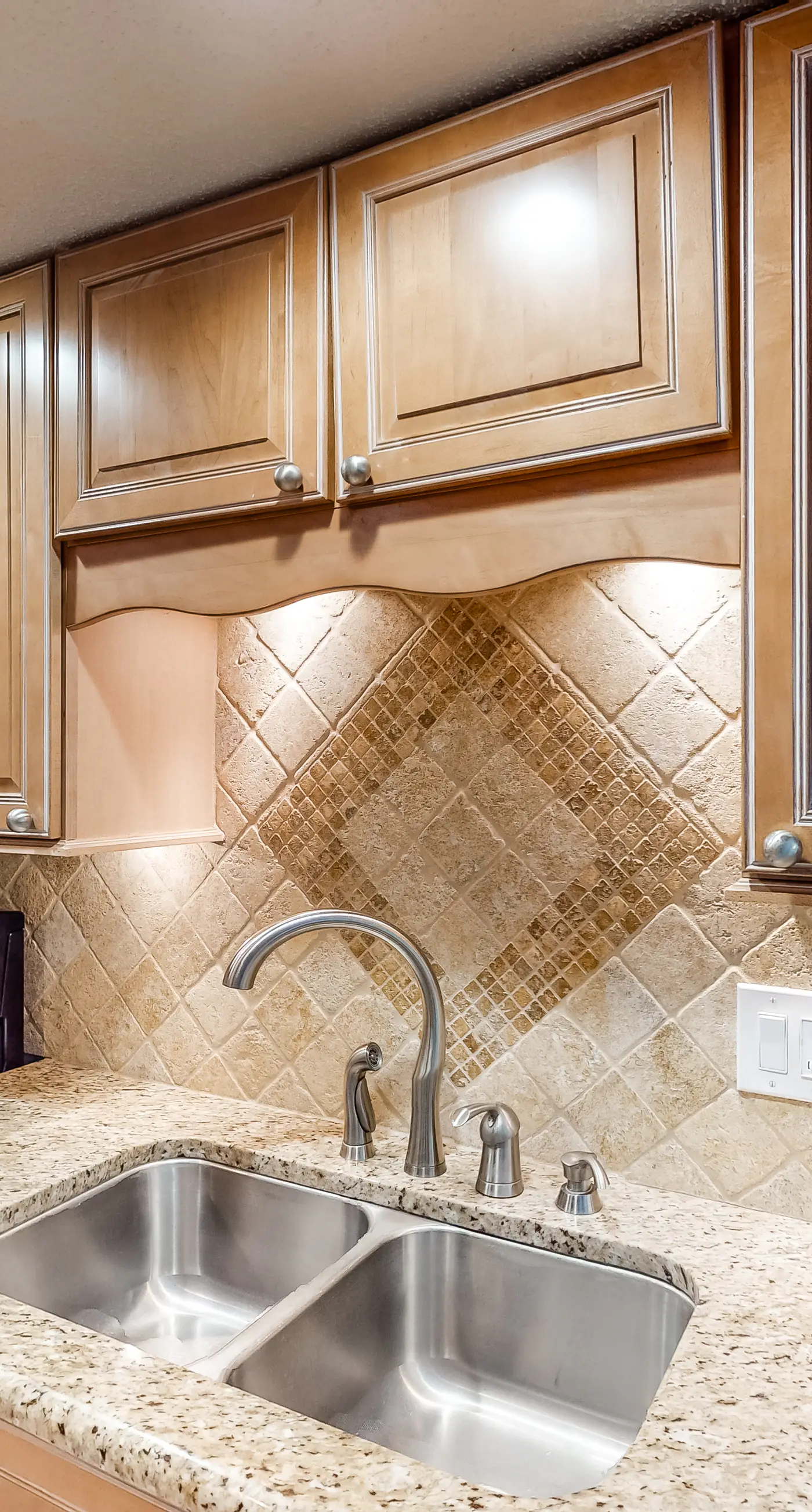 Island Echos 5J. Comfortable waterfront condo with beach chairs - close to dining