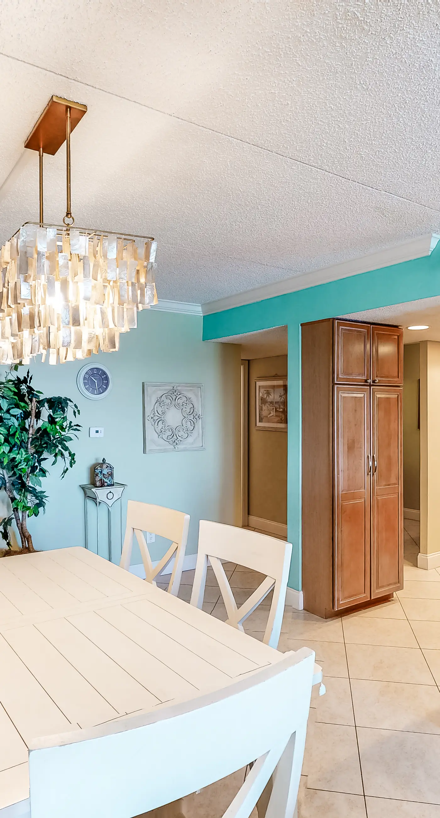 Island Echos 5J. Comfortable waterfront condo with beach chairs - close to dining