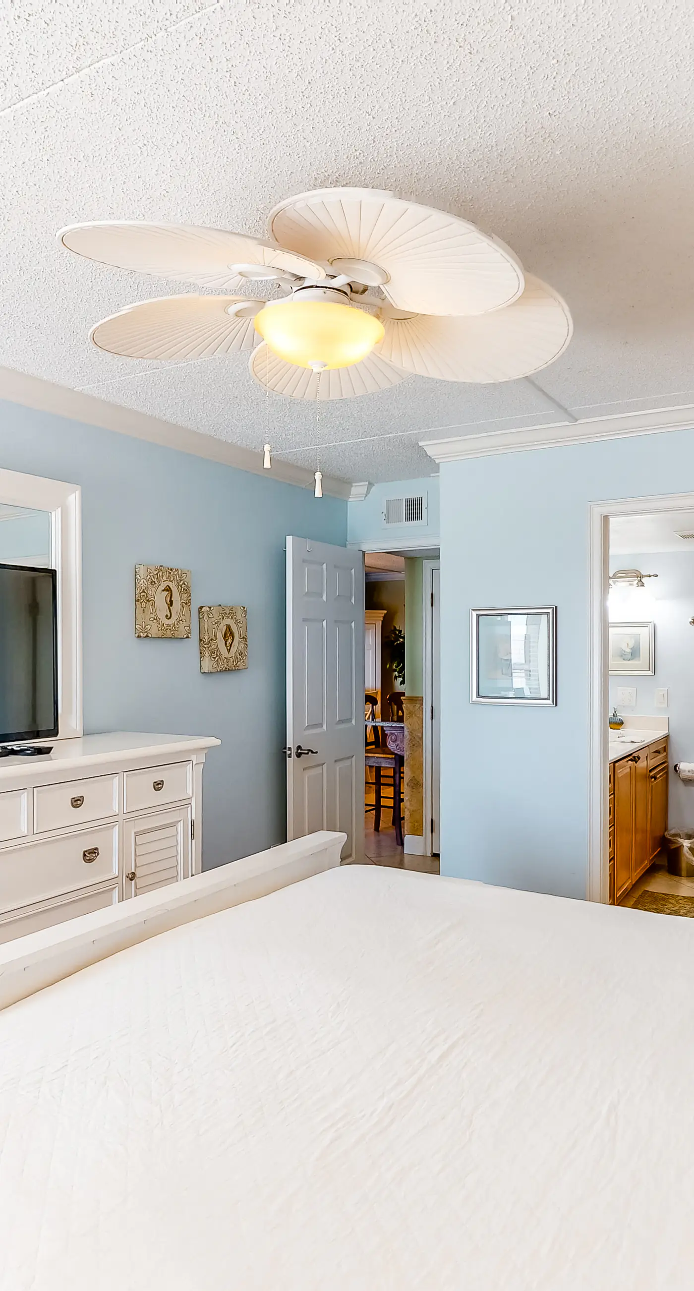 Island Echos 5J. Comfortable waterfront condo with beach chairs - close to dining