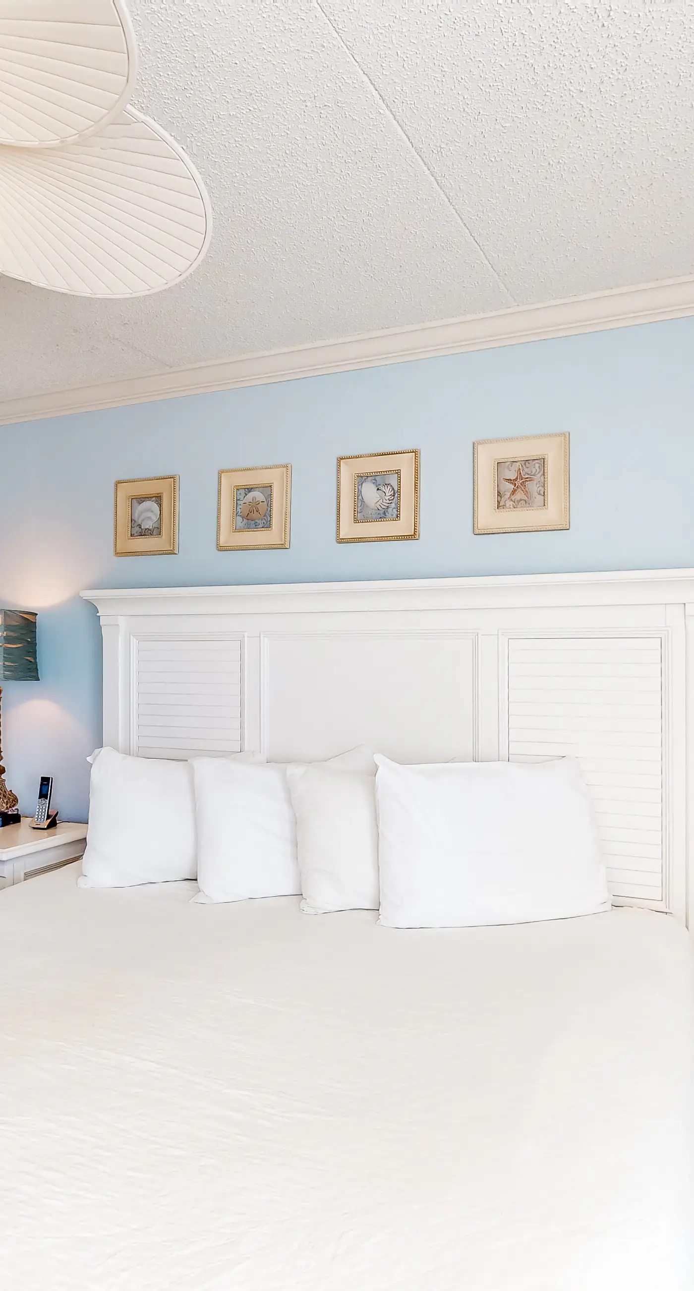 Island Echos 5J. Comfortable waterfront condo with beach chairs - close to dining