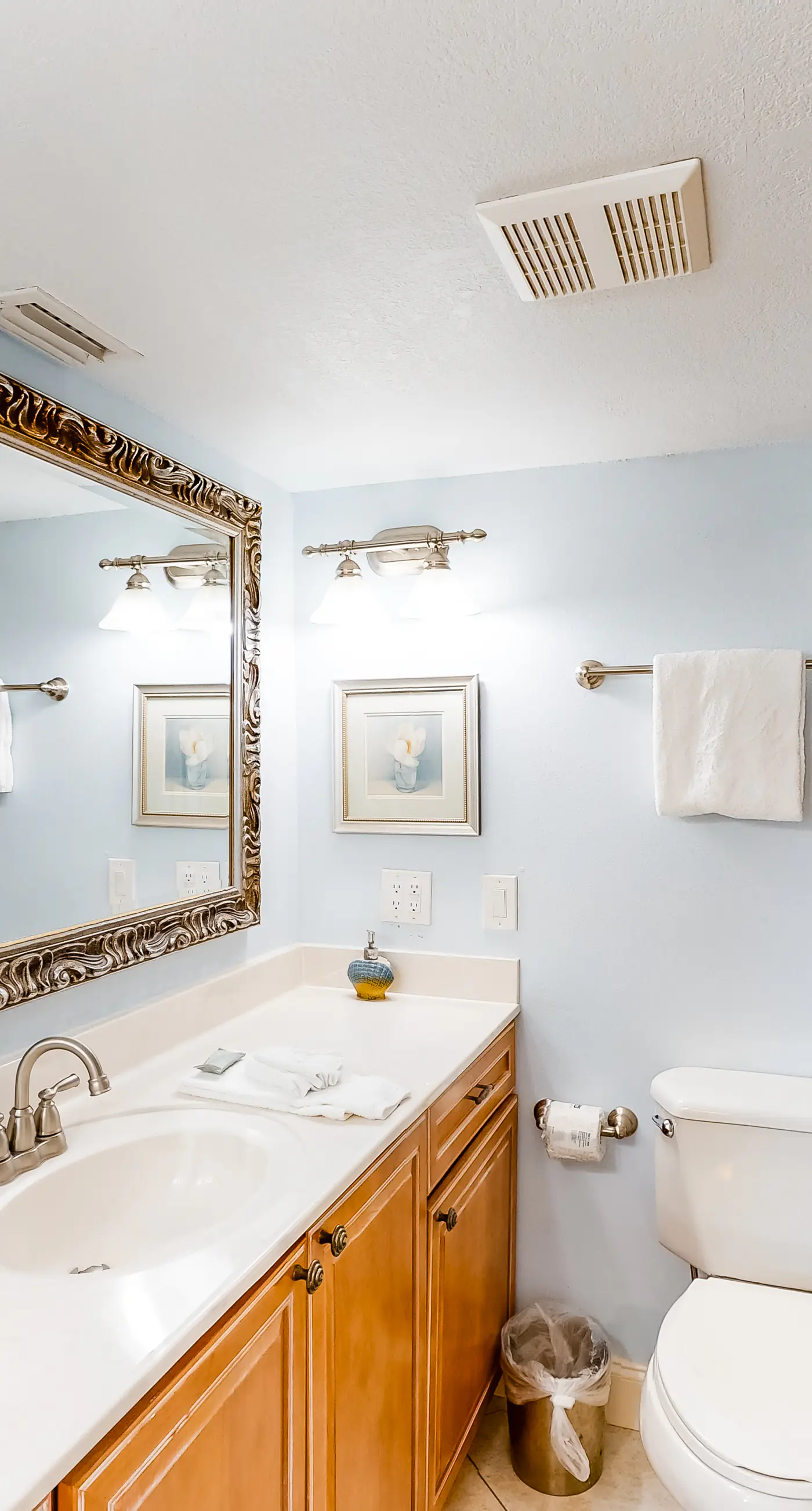 Island Echos 5J. Comfortable waterfront condo with beach chairs - close to dining