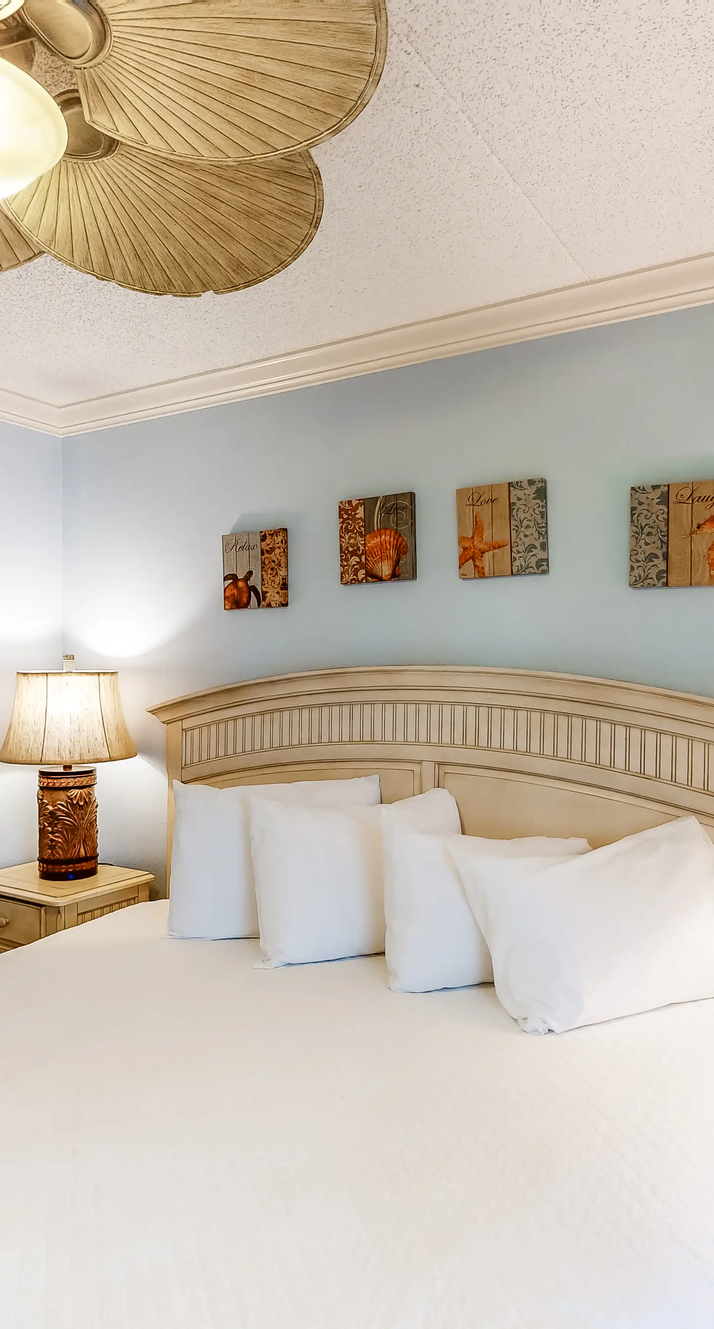 Island Echos 5J. Comfortable waterfront condo with beach chairs - close to dining