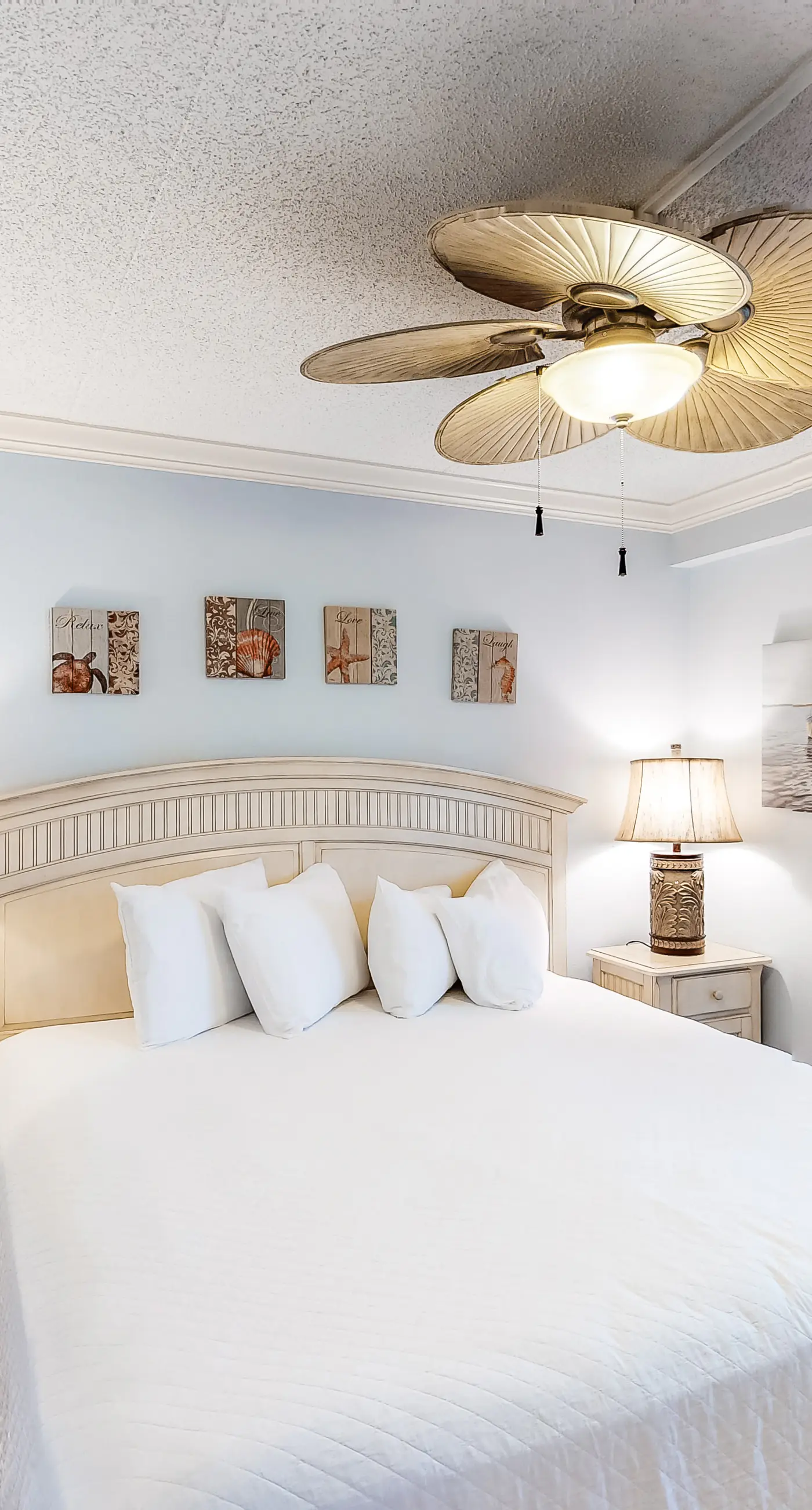 Island Echos 5J. Comfortable waterfront condo with beach chairs - close to dining