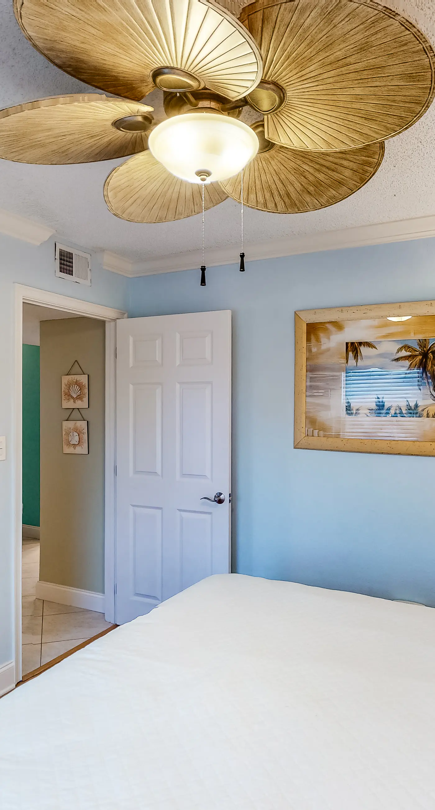 Island Echos 5J. Comfortable waterfront condo with beach chairs - close to dining