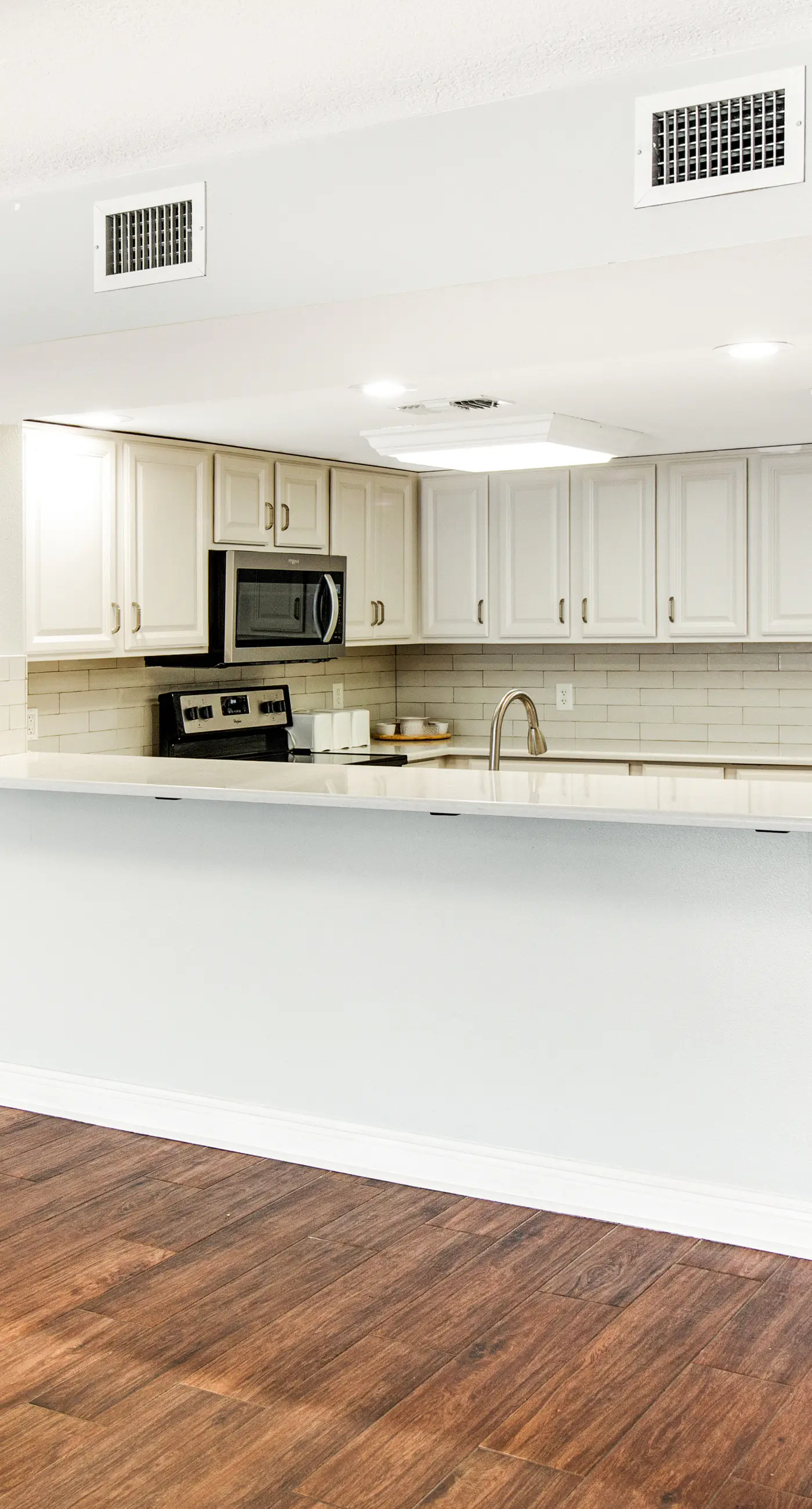 Island Echos 5J. Comfortable waterfront condo with beach chairs - close to dining