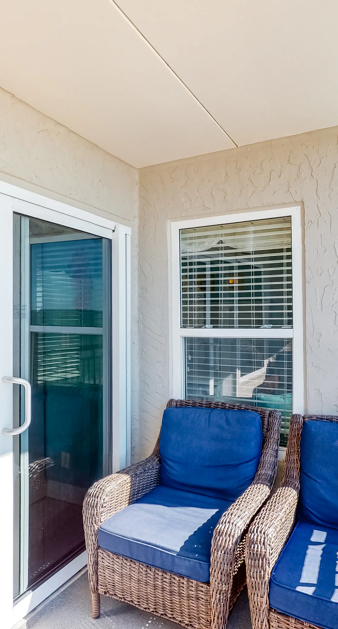 Island Echos 5J. Comfortable waterfront condo with beach chairs - close to dining