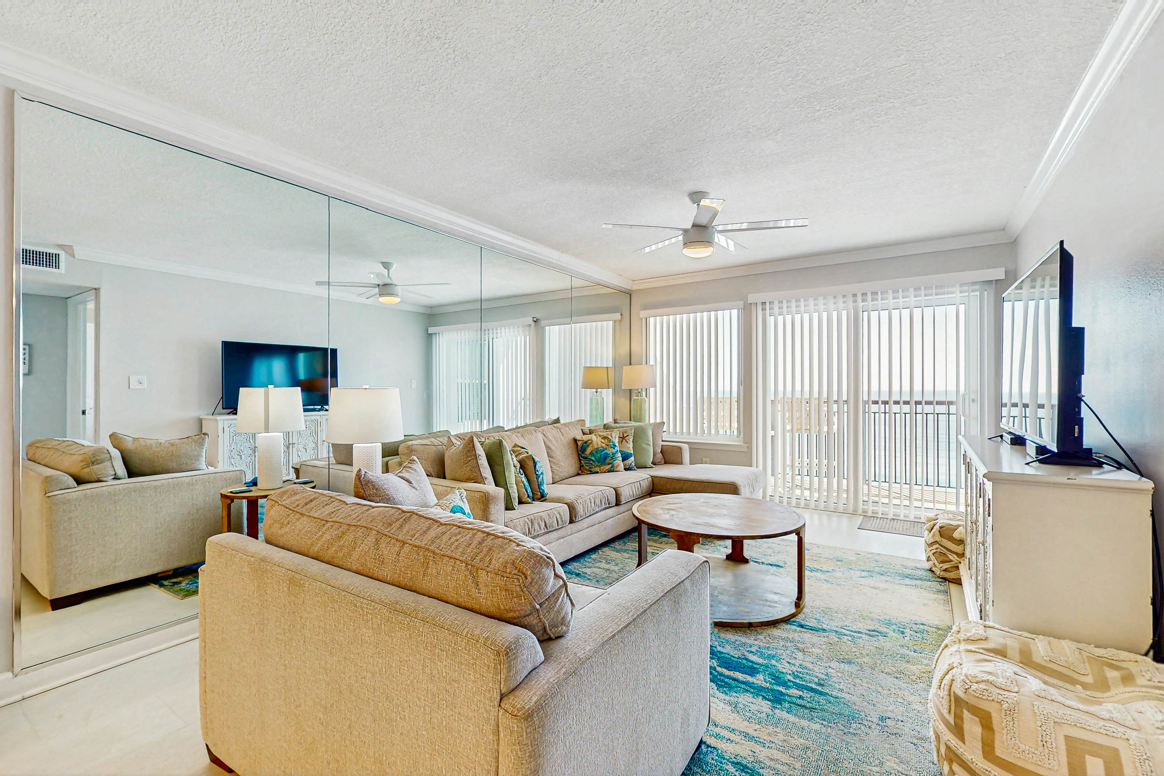 Platinum penthouse with balcony views, pool, tennis court & beach access