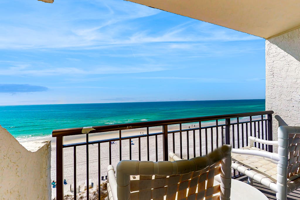 Island Echos 7H  Platinum penthouse with balcony views, pool, tennis court & beach access