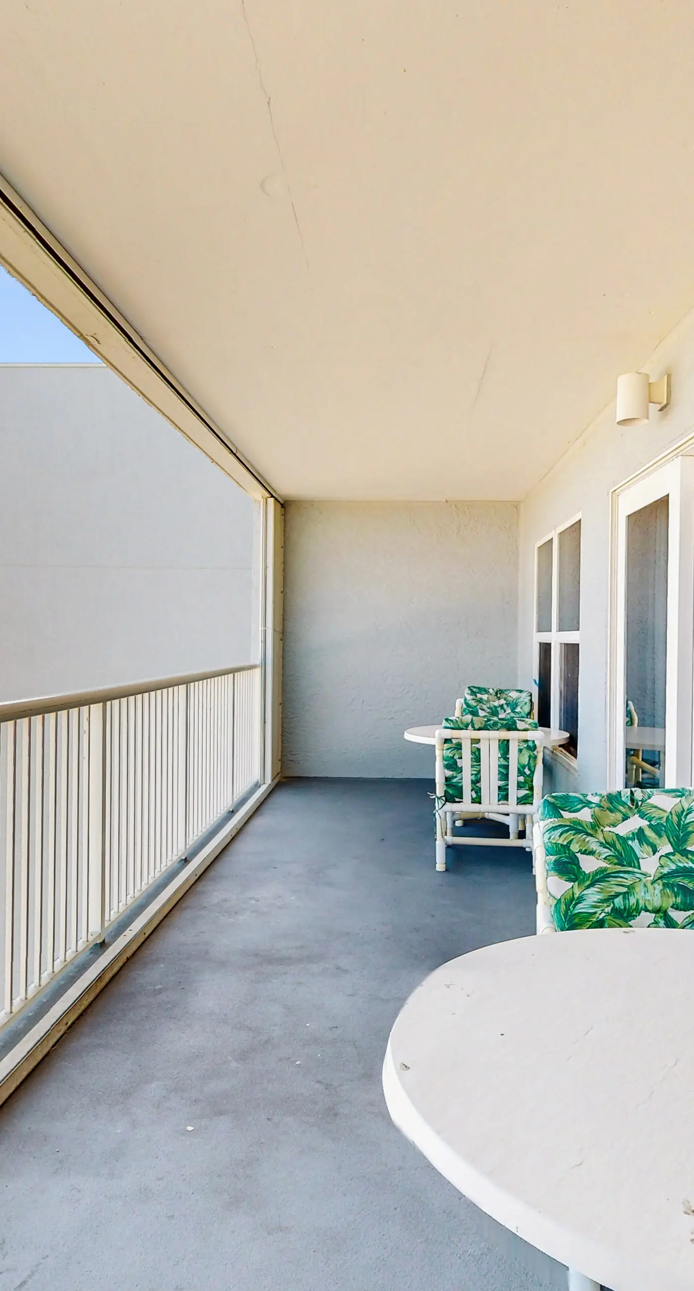 Gulf-front condo with pool, views, large balcony & AC - close to entertainment