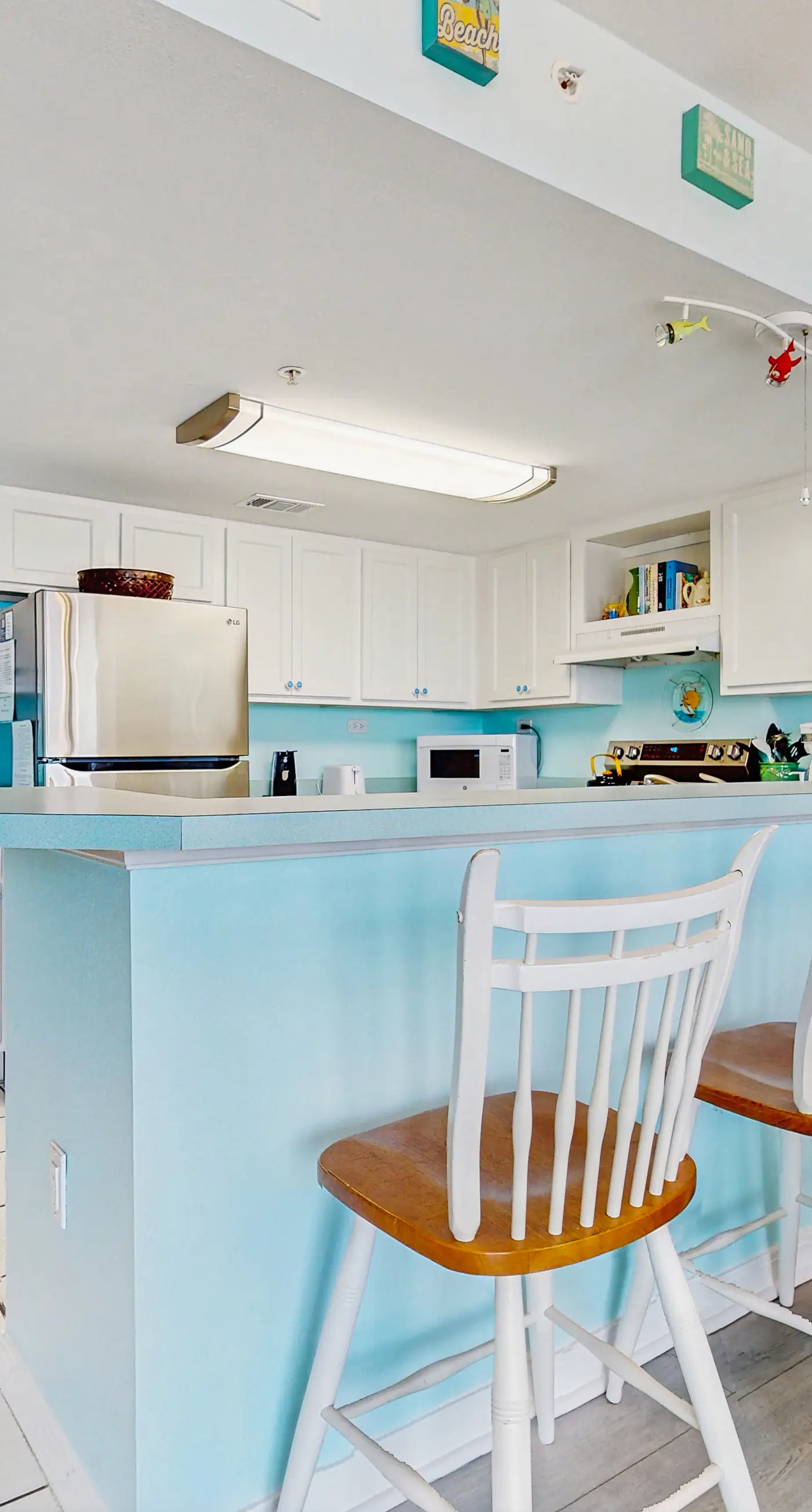 Gulf-front condo with pool, views, large balcony & AC - close to entertainment