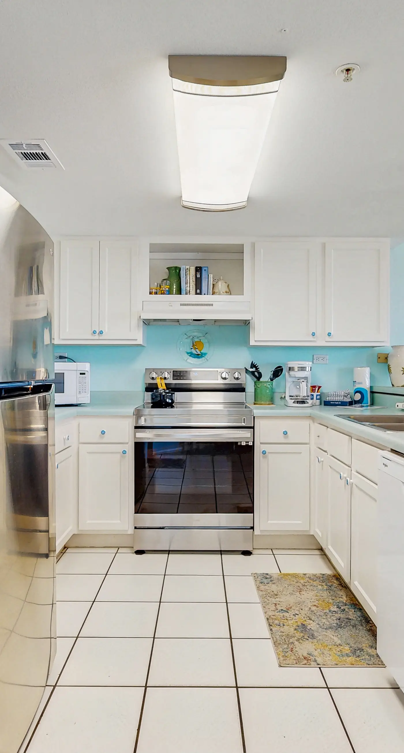 Gulf-front condo with pool, views, large balcony & AC - close to entertainment