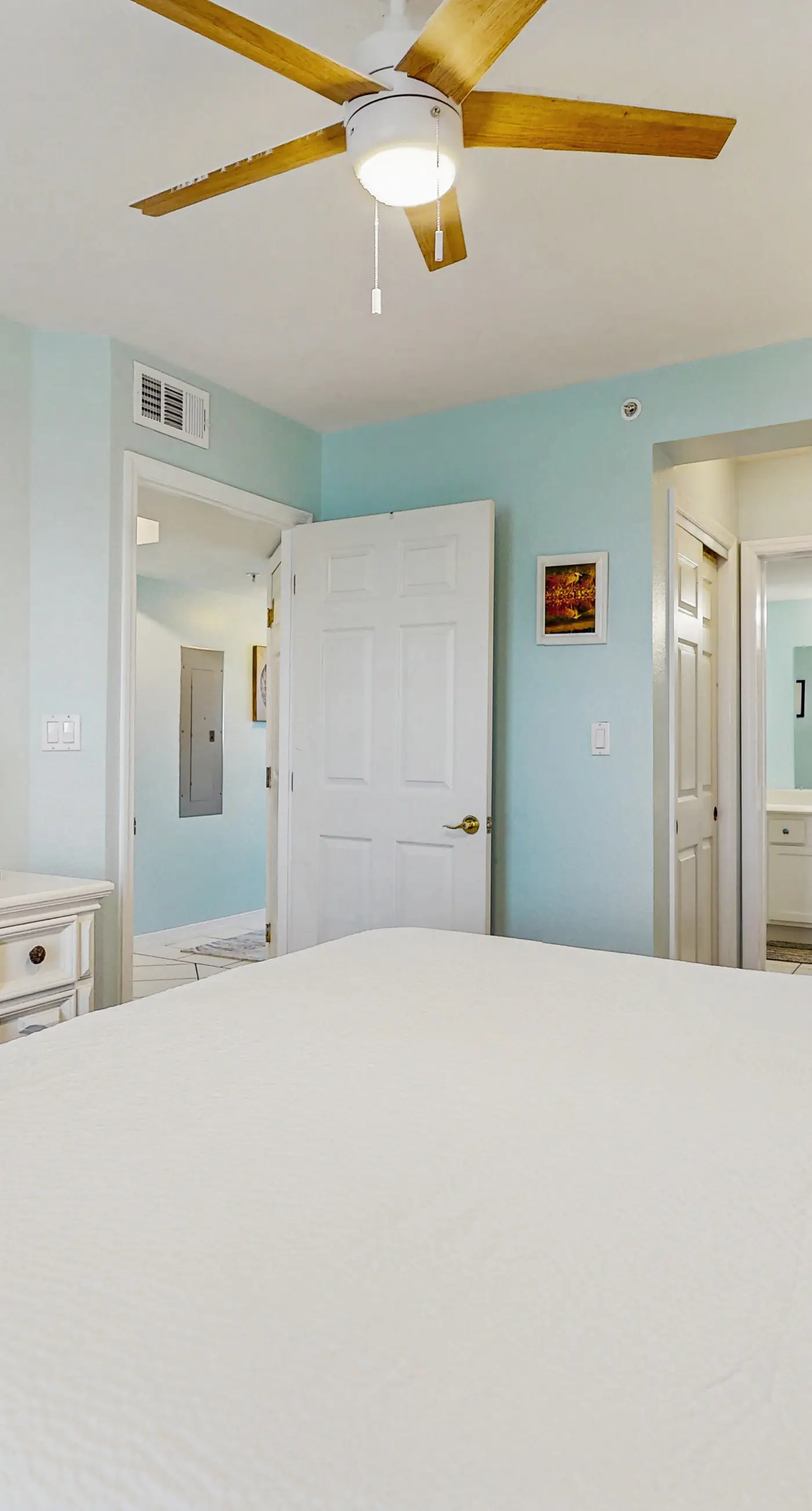 Gulf-front condo with pool, views, large balcony & AC - close to entertainment
