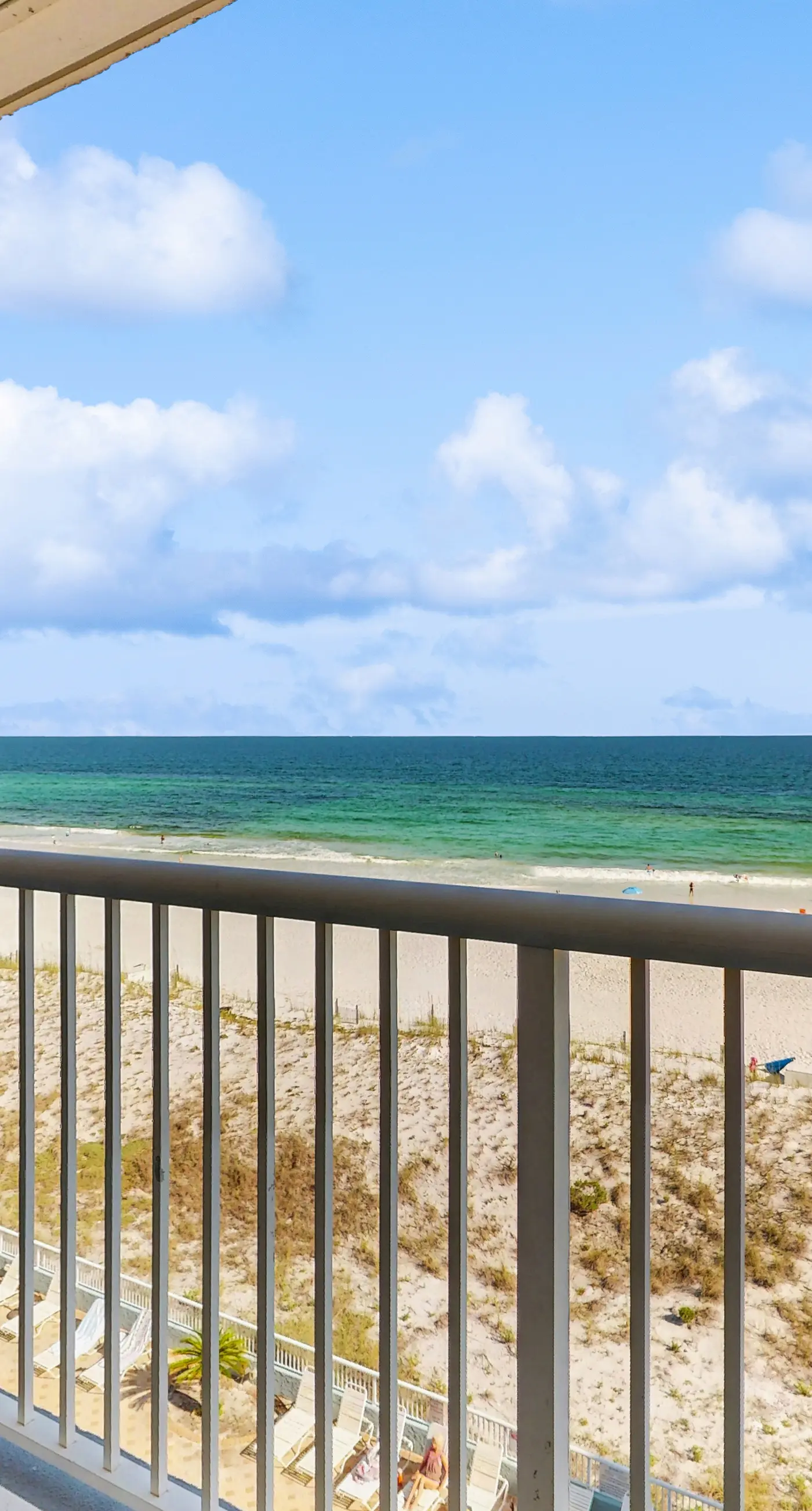 Gulf-front condo with pool, views, large balcony & AC - close to entertainment