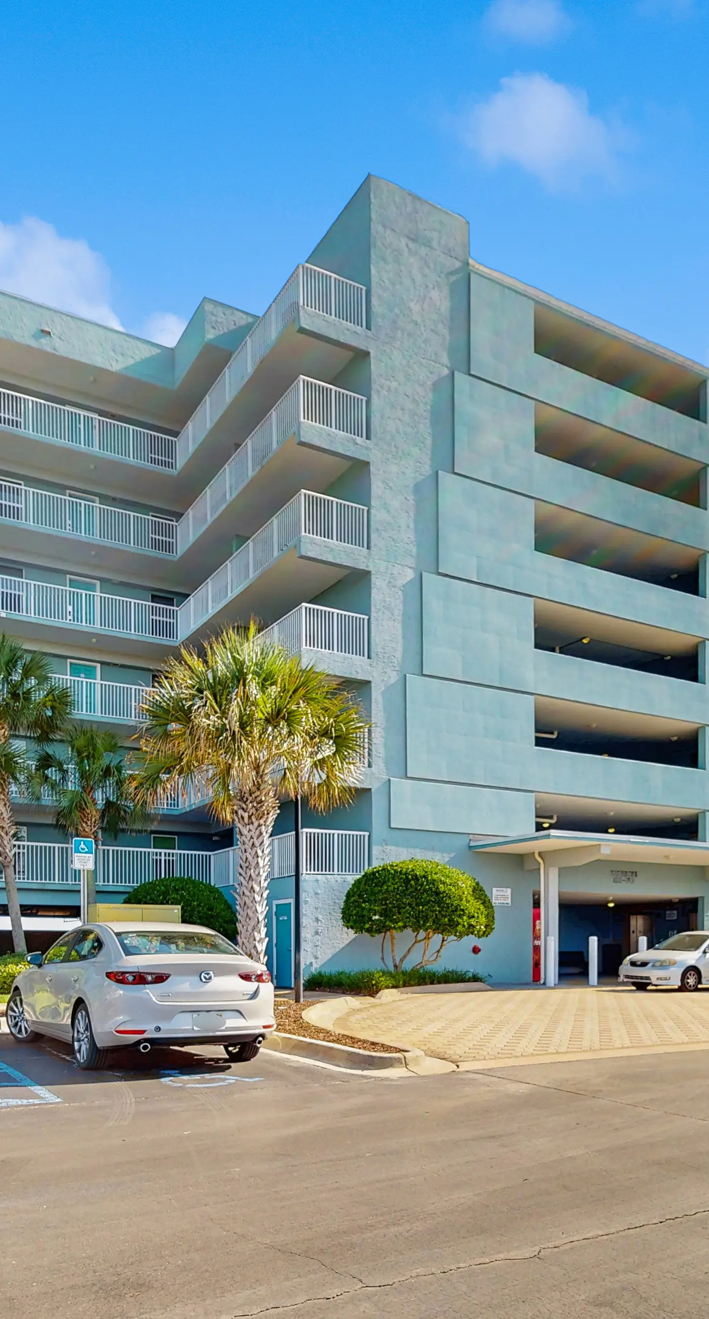 Gulf-front condo with pool, views, large balcony & AC - close to entertainment