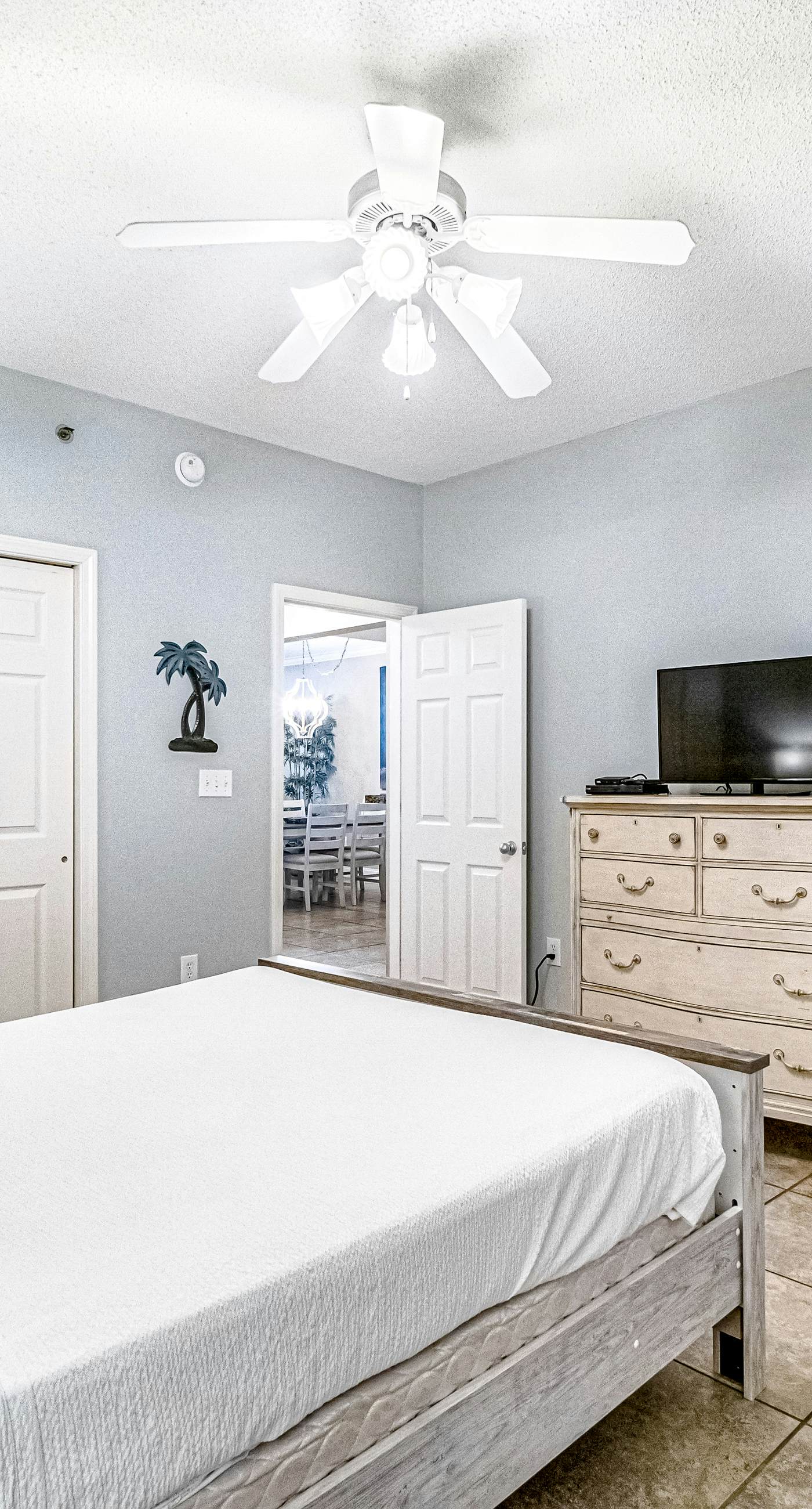 Gulf-front condo with pools, hot tub & tennis - walk to dining