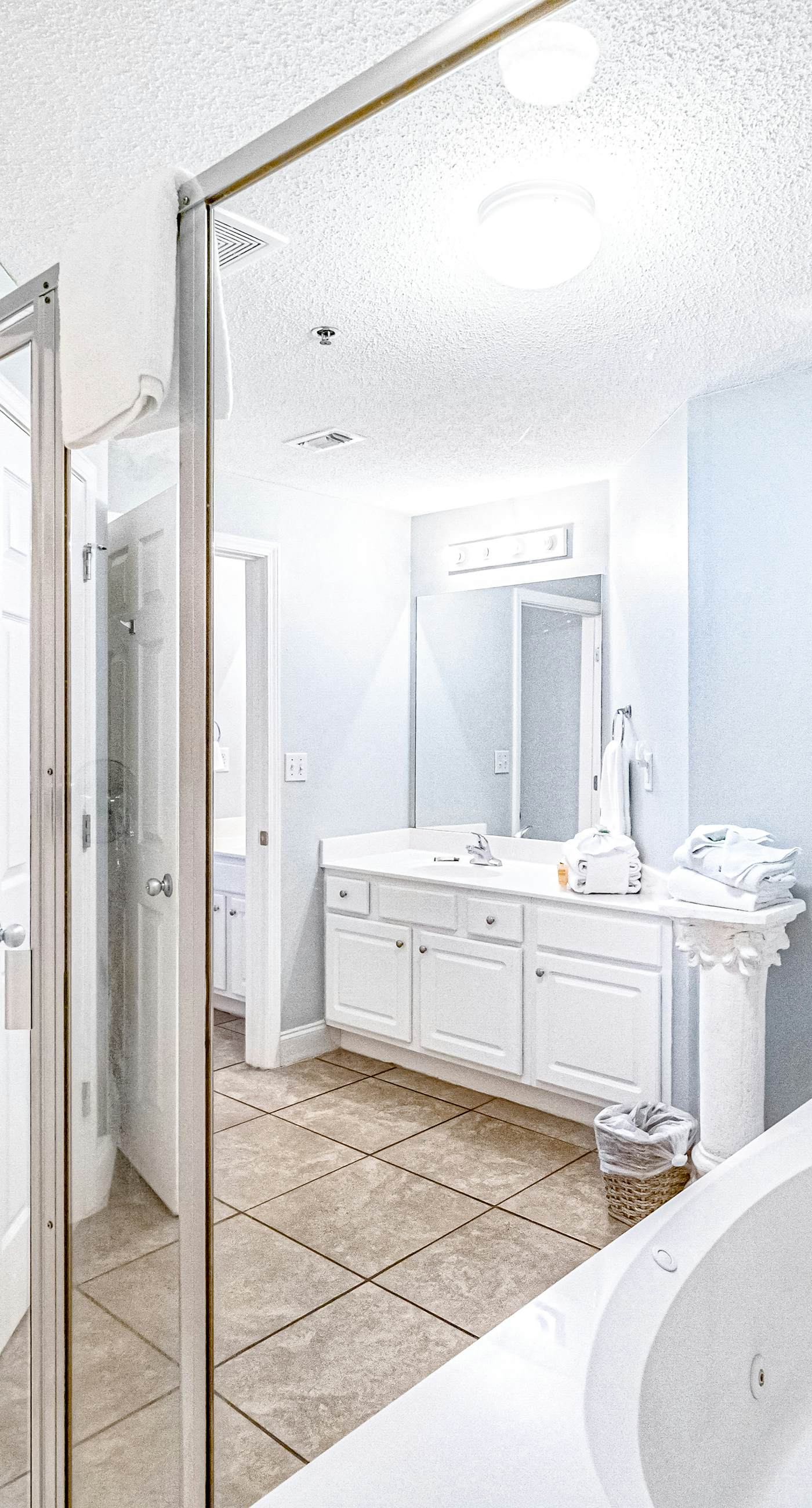 Gulf-front condo with pools, hot tub & tennis - walk to dining