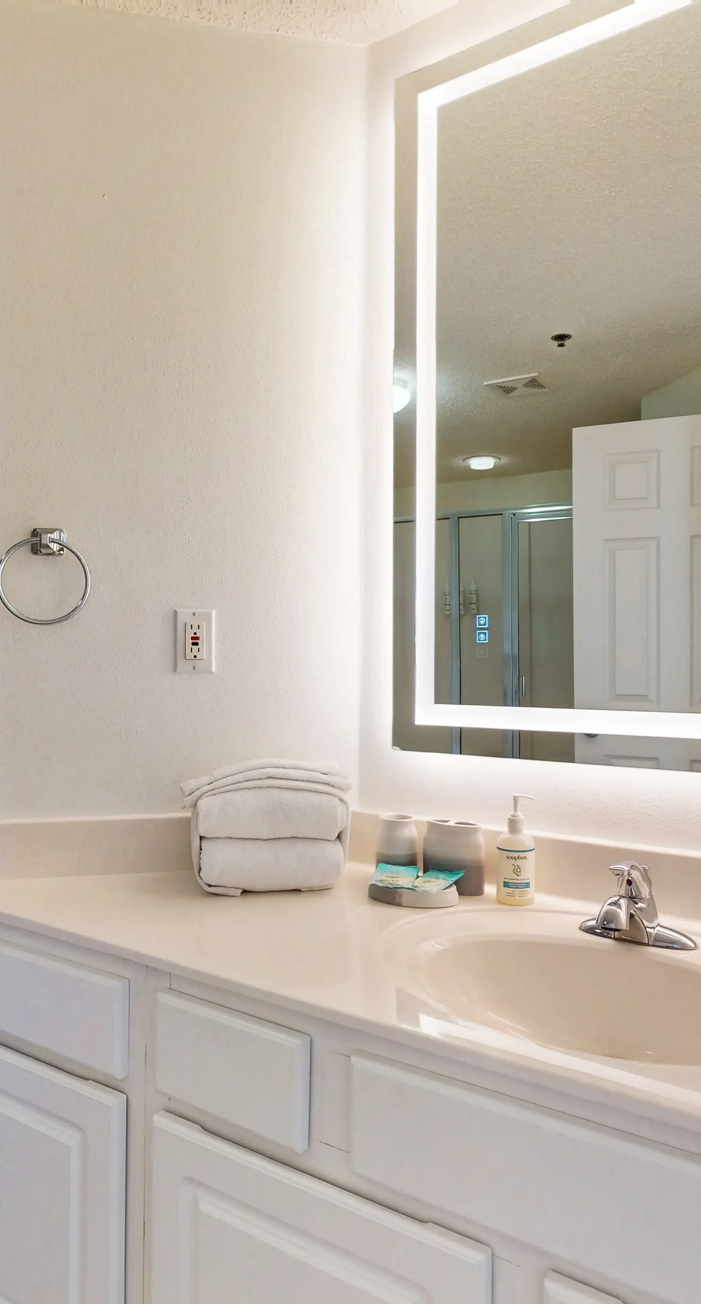 Gulf-front condo with amazing views, pools, beach access & gym