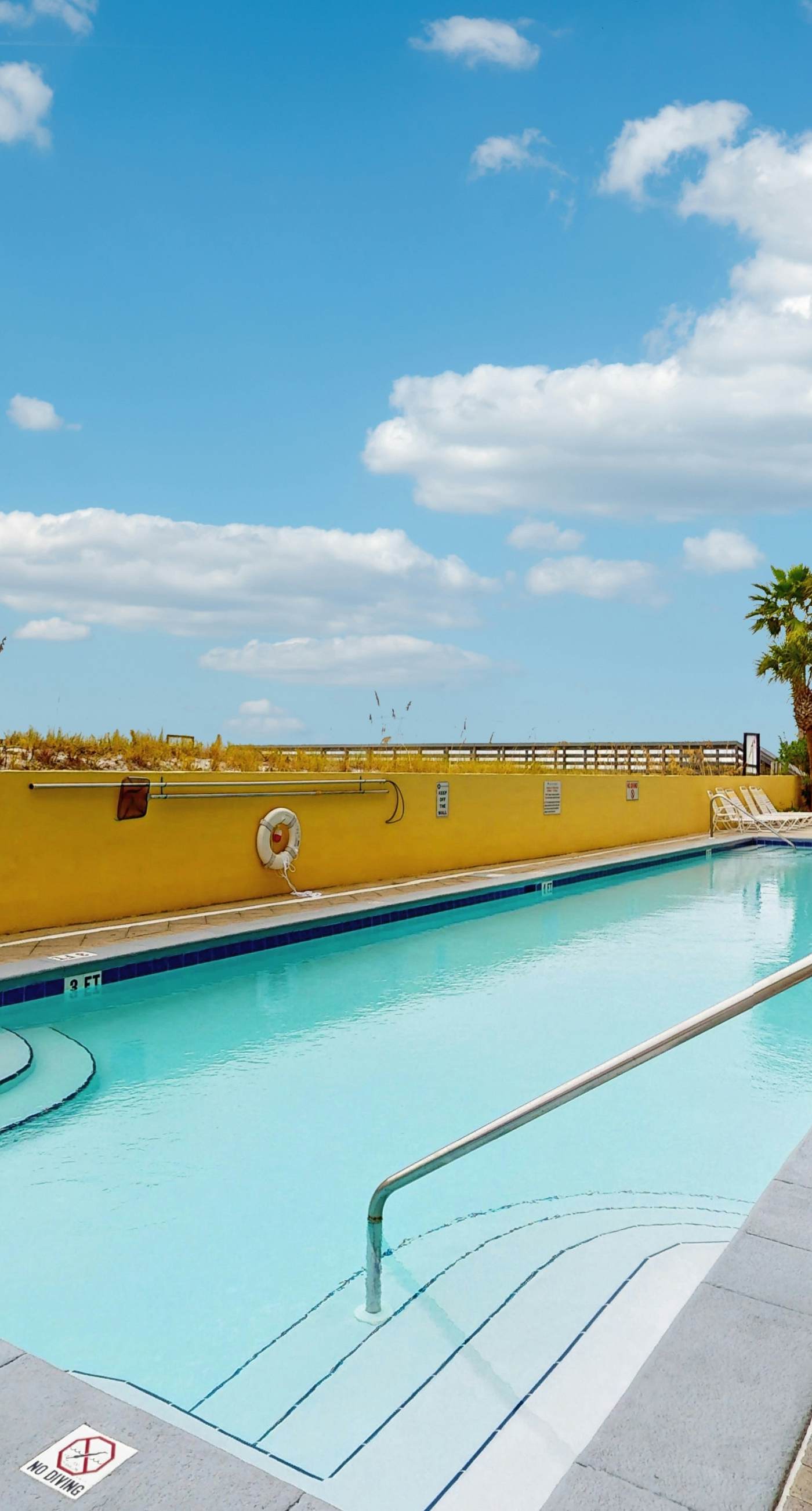 Pelican Isle 205-3rd-floor, Gulf-front condo with seasonal beach setup - near entertainment