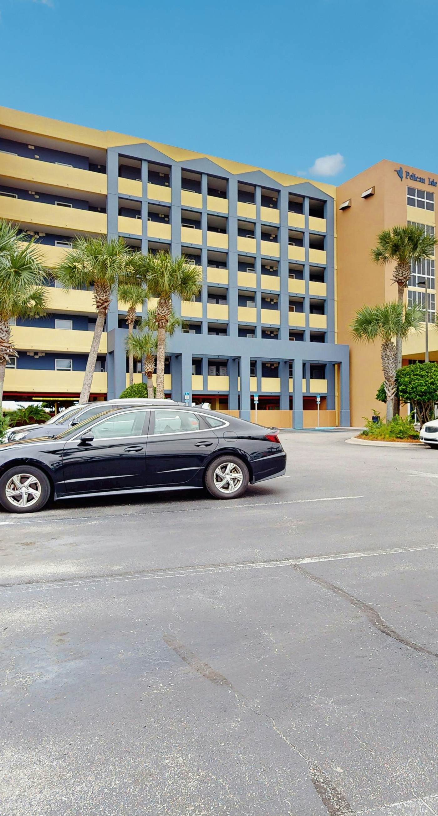 Pelican Isle 205-3rd-floor, Gulf-front condo with seasonal beach setup - near entertainment