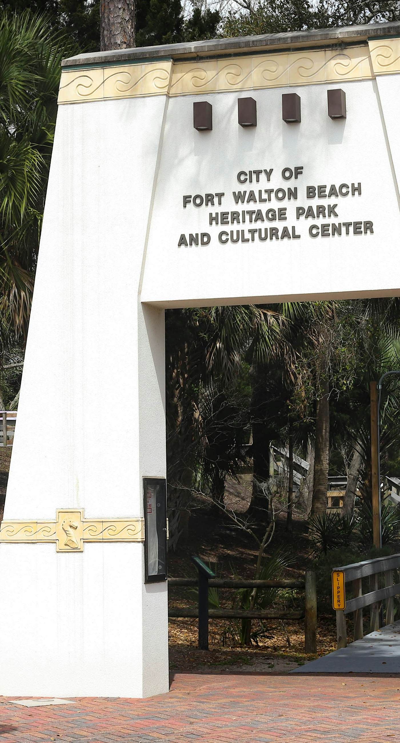 Pelican Isle 205-3rd-floor, Gulf-front condo with seasonal beach setup - near entertainment