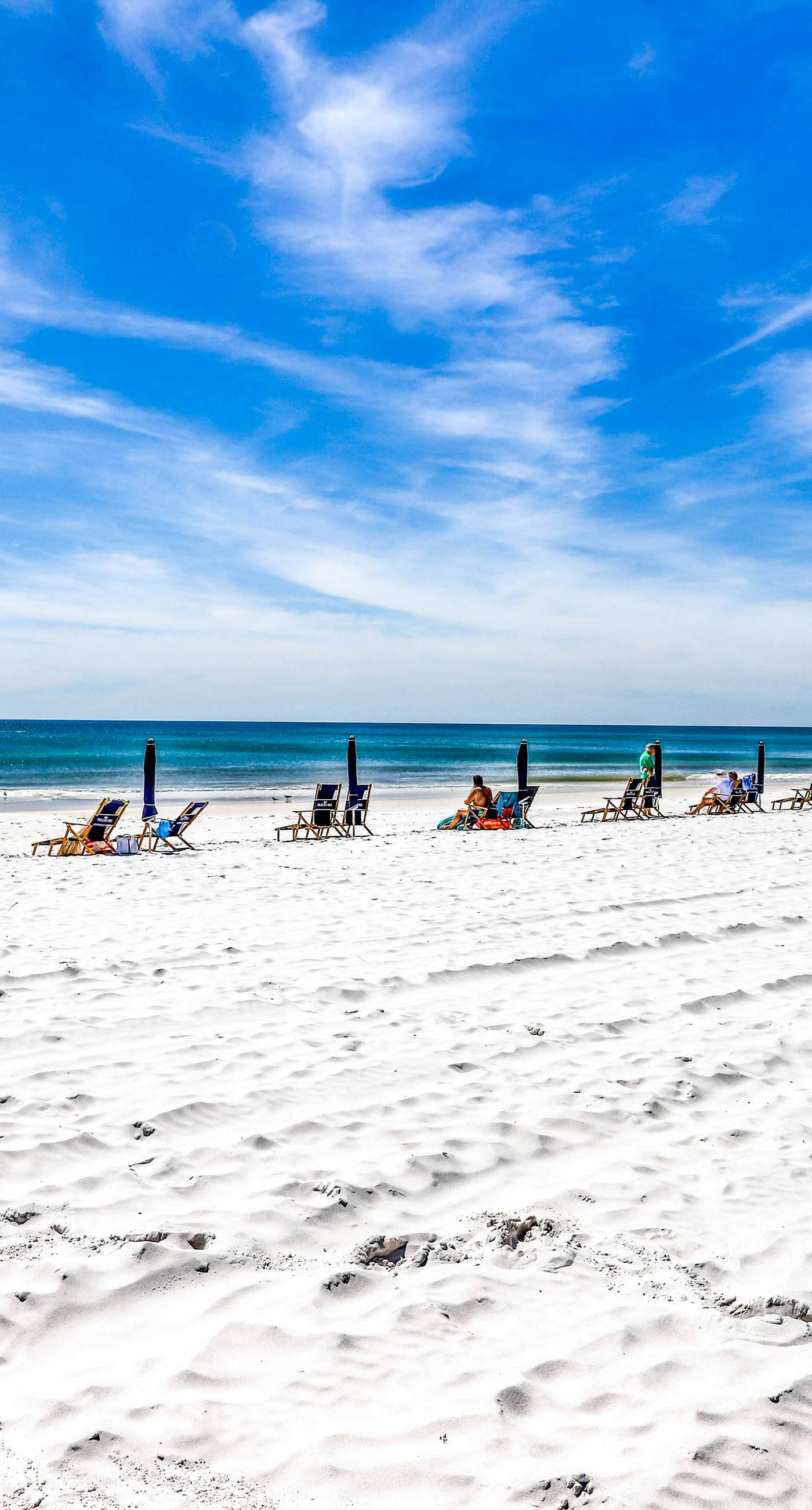 Pelican Isle 205-3rd-floor, Gulf-front condo with seasonal beach setup - near entertainment