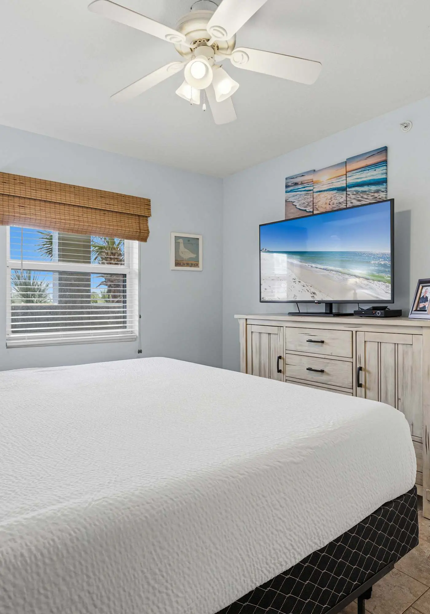 3rd-floor, Gulf-front condo with seasonal beach setup - near entertainment