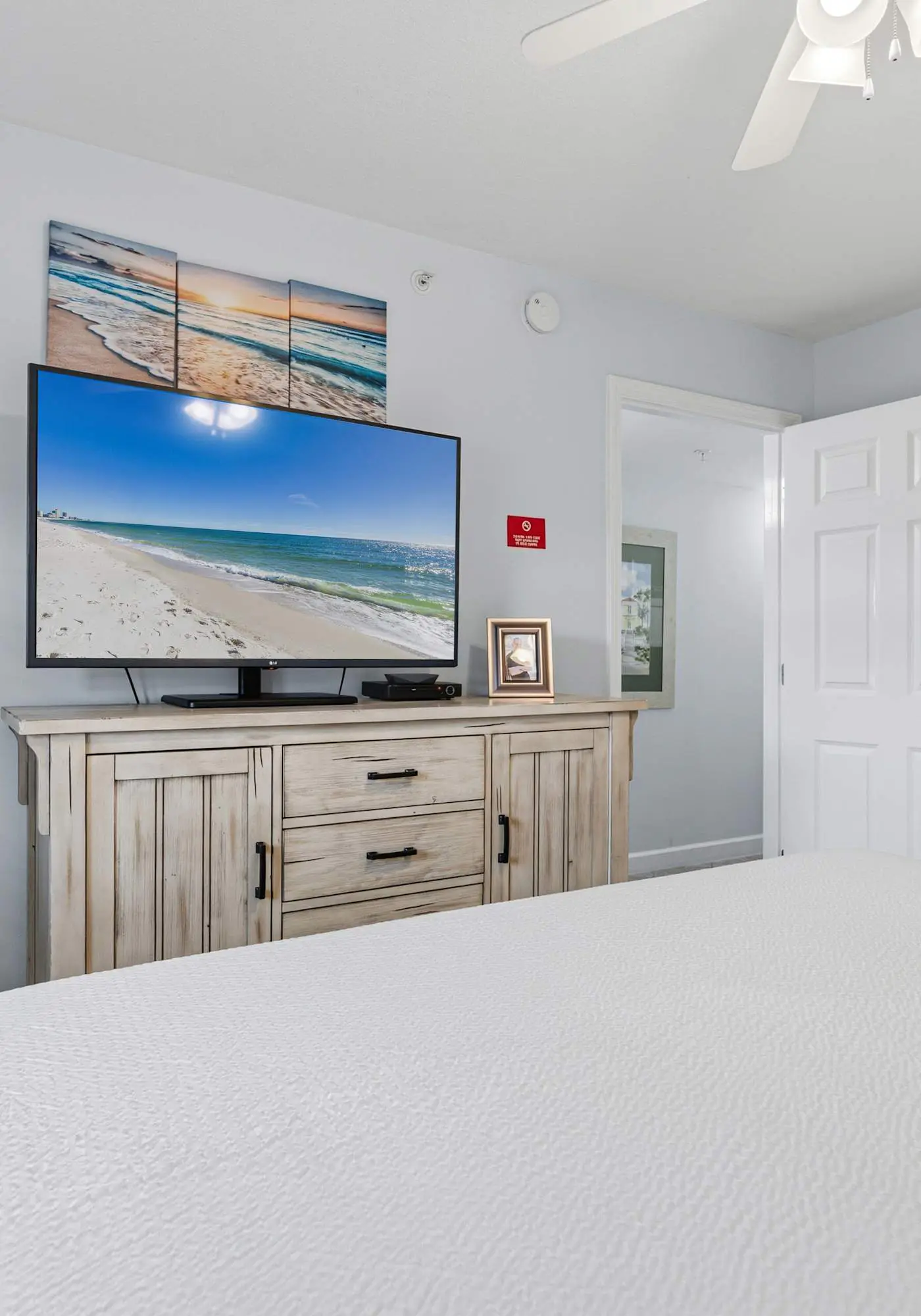 3rd-floor, Gulf-front condo with seasonal beach setup - near entertainment