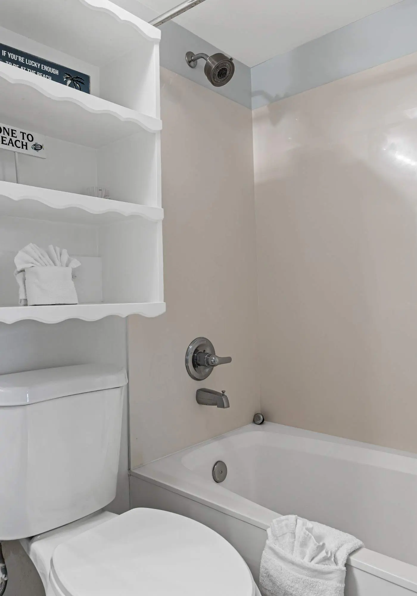 3rd-floor, Gulf-front condo with seasonal beach setup - near entertainment