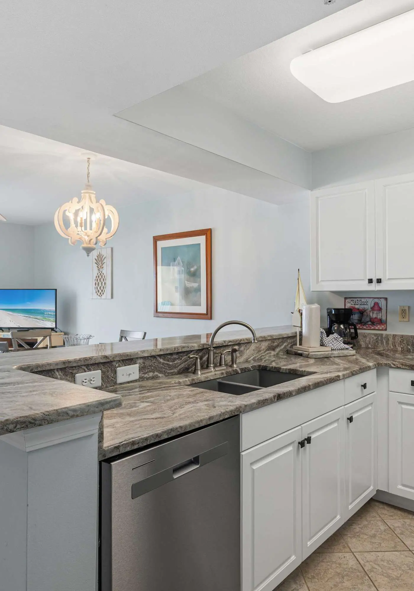 3rd-floor, Gulf-front condo with seasonal beach setup - near entertainment