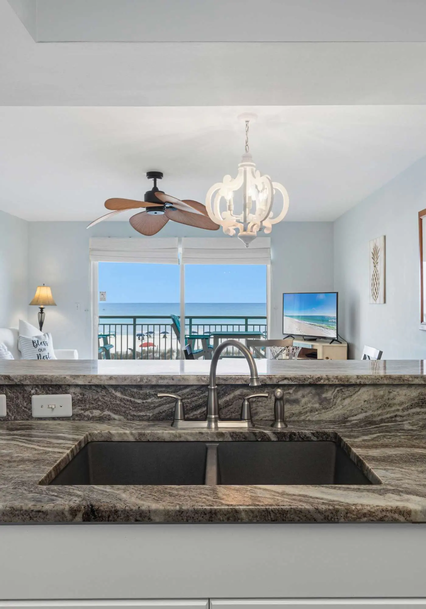 3rd-floor, Gulf-front condo with seasonal beach setup - near entertainment