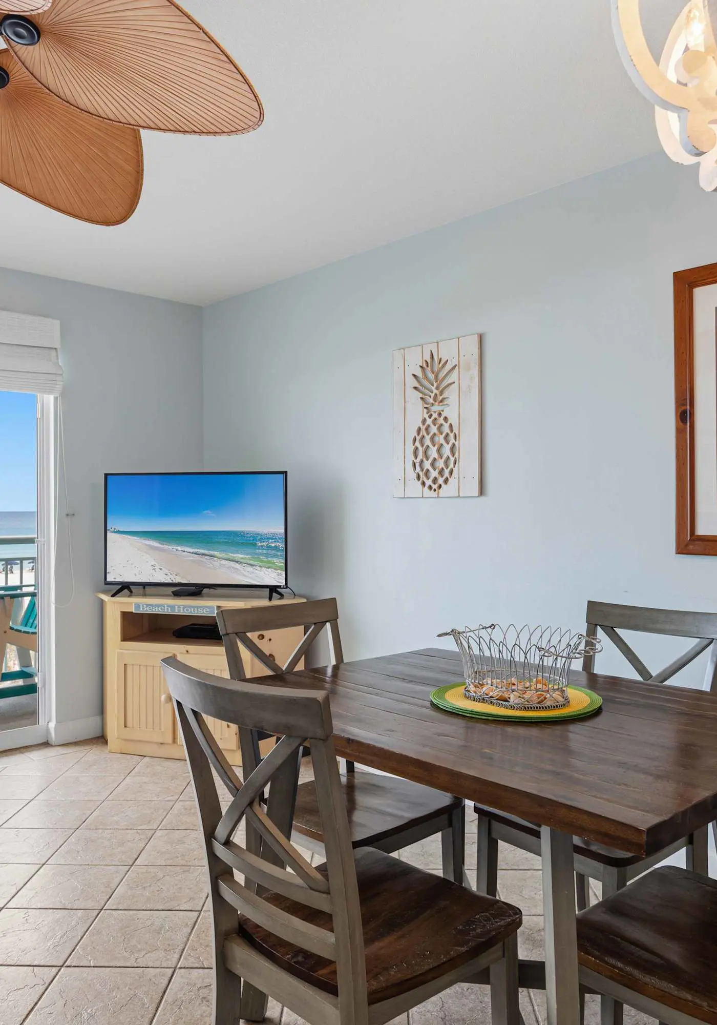 3rd-floor, Gulf-front condo with seasonal beach setup - near entertainment