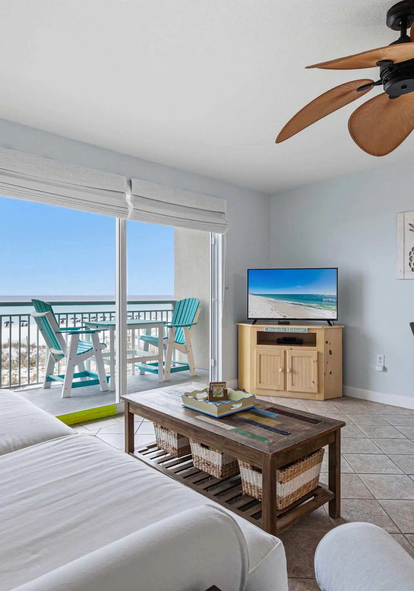 3rd-floor, Gulf-front condo with seasonal beach setup - near entertainment