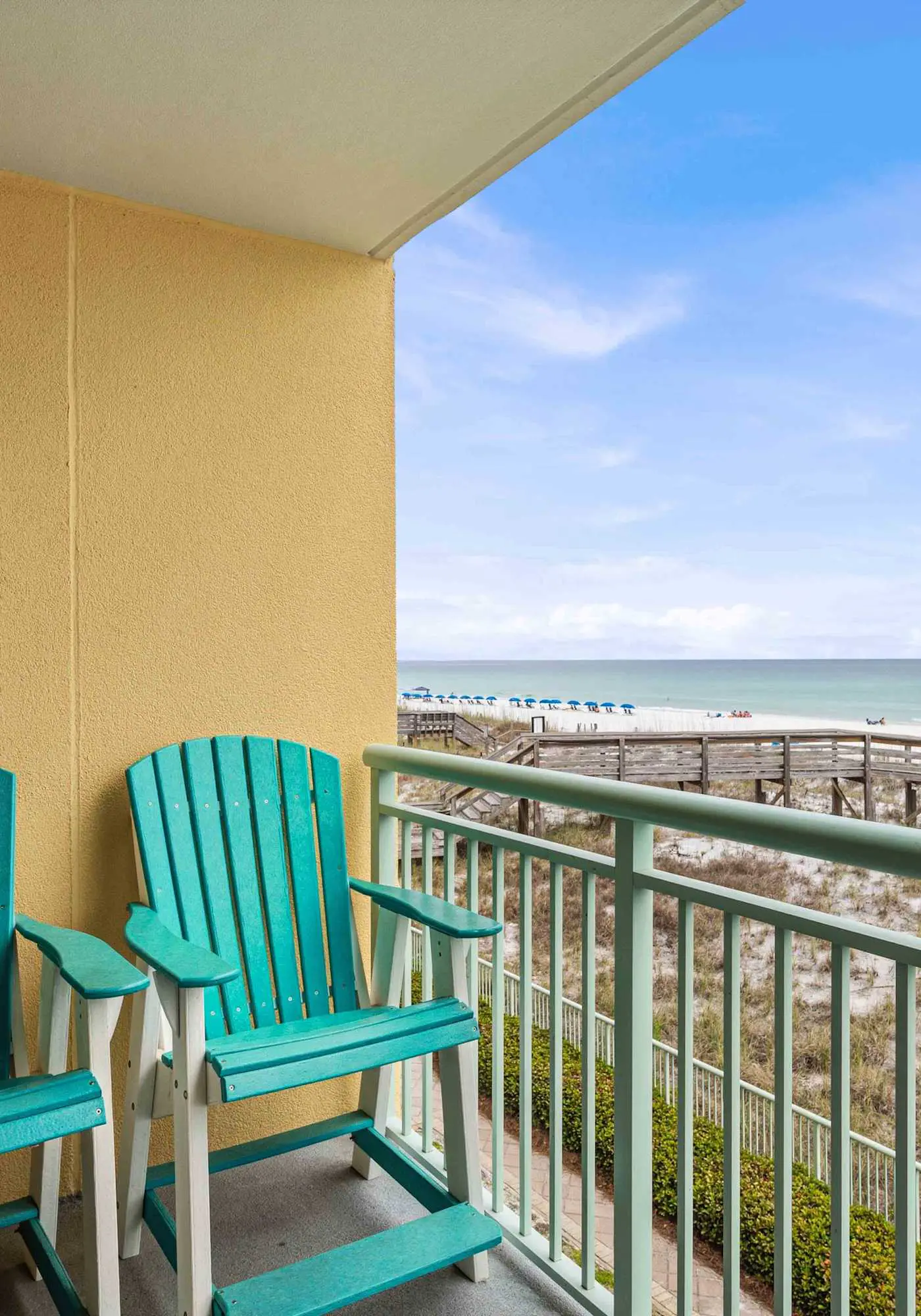 3rd-floor, Gulf-front condo with seasonal beach setup - near entertainment