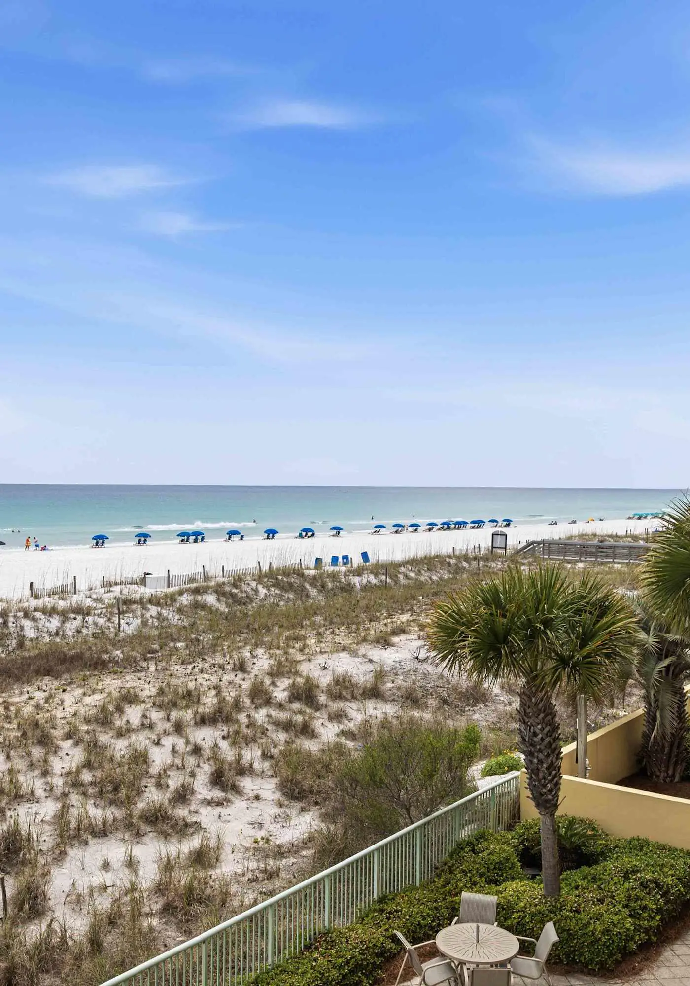 3rd-floor, Gulf-front condo with seasonal beach setup - near entertainment