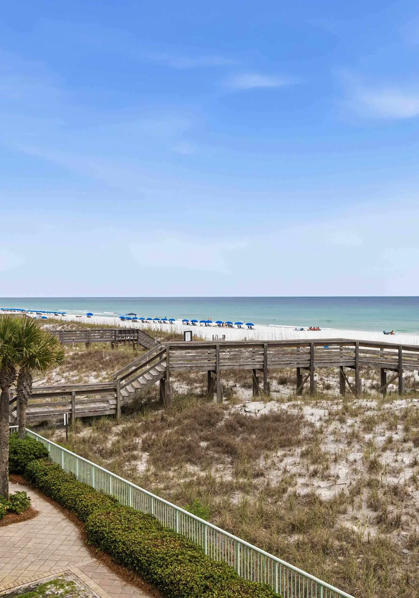 3rd-floor, Gulf-front condo with seasonal beach setup - near entertainment