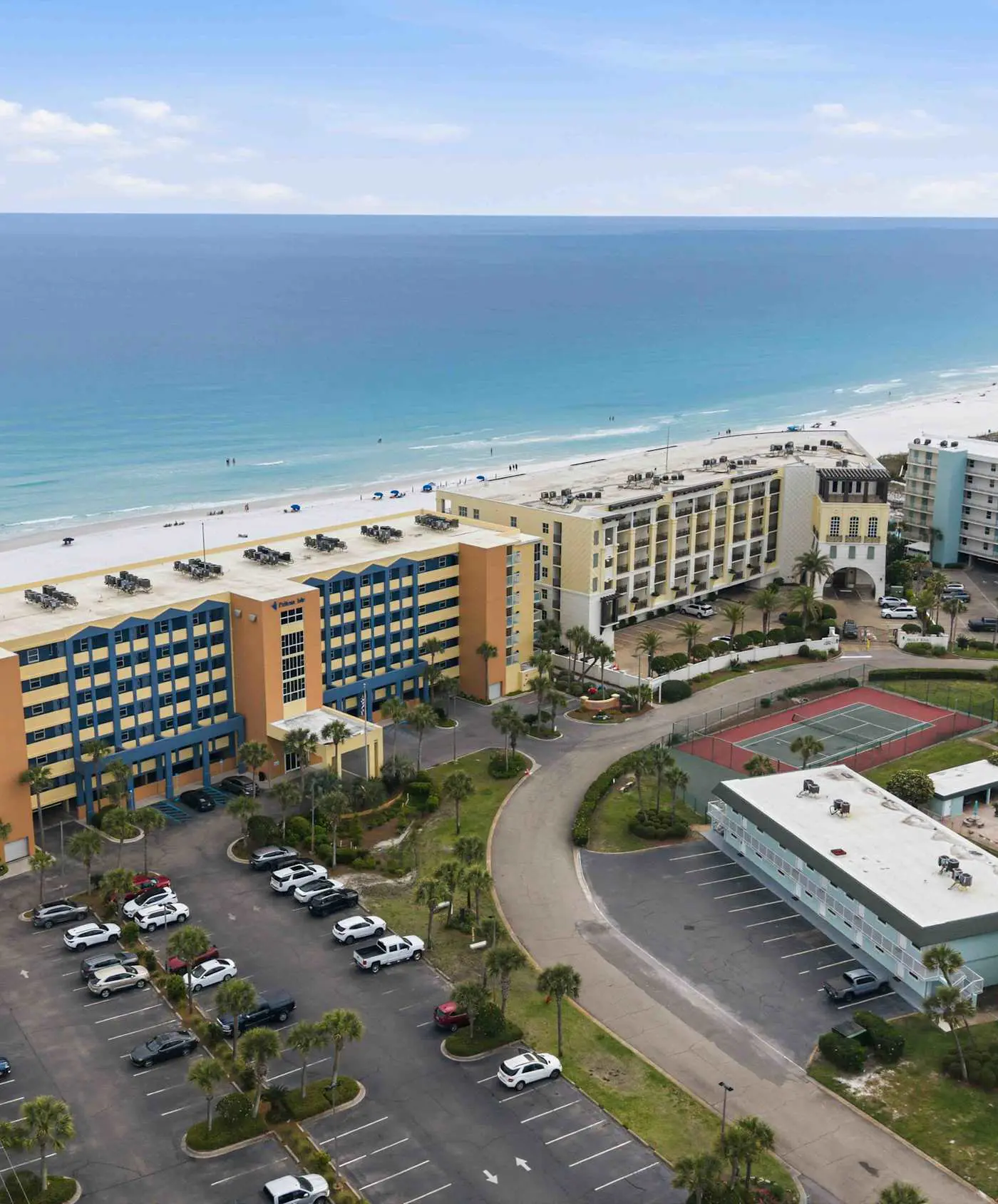 3rd-floor, Gulf-front condo with seasonal beach setup - near entertainment