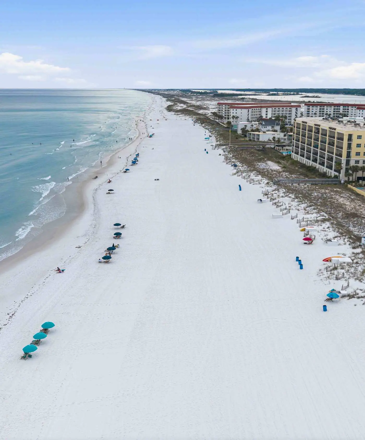 3rd-floor, Gulf-front condo with seasonal beach setup - near entertainment